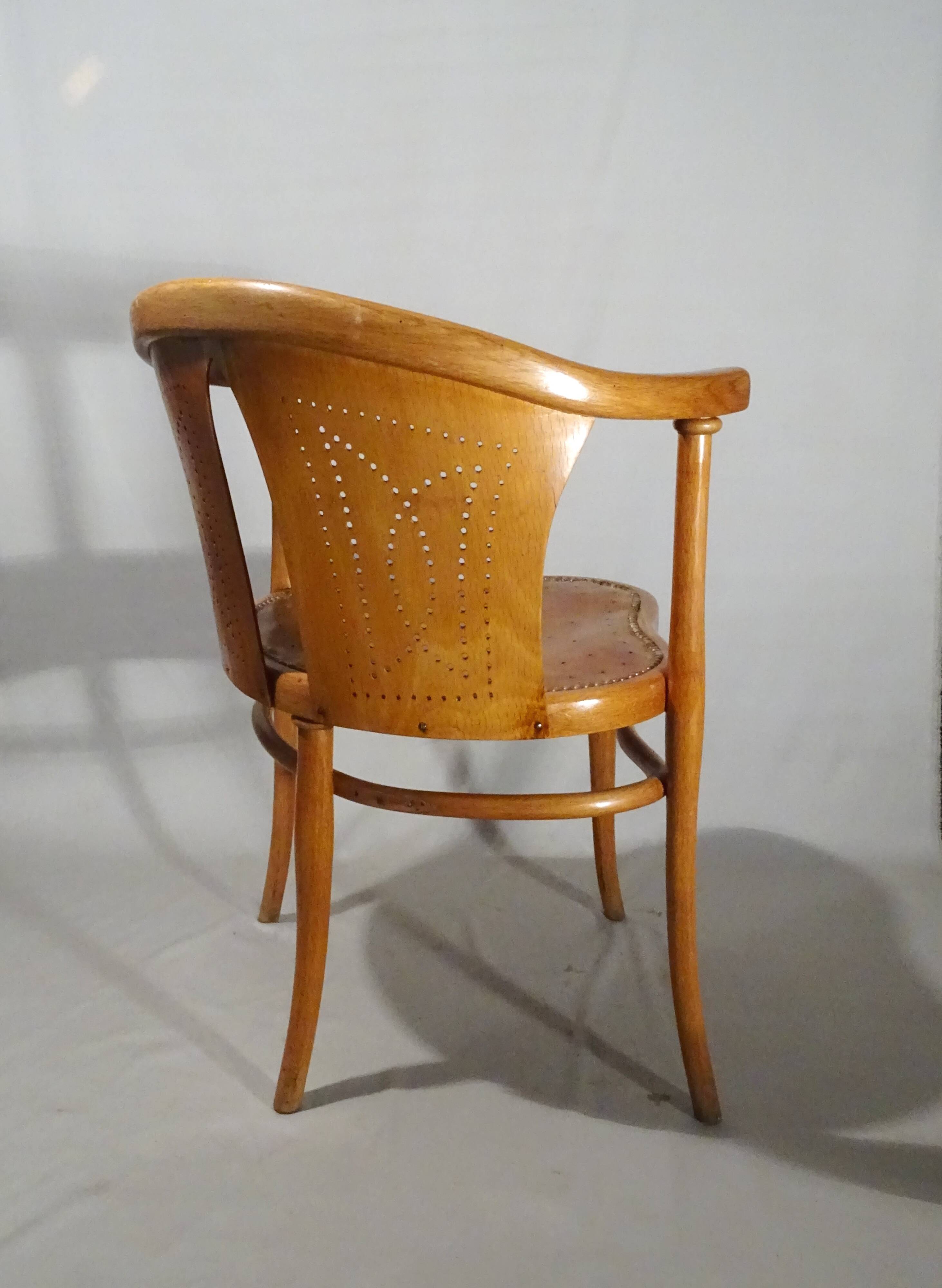 Office chair No. 1 by Thonet with a "oak-like" patina from the late 19th century.