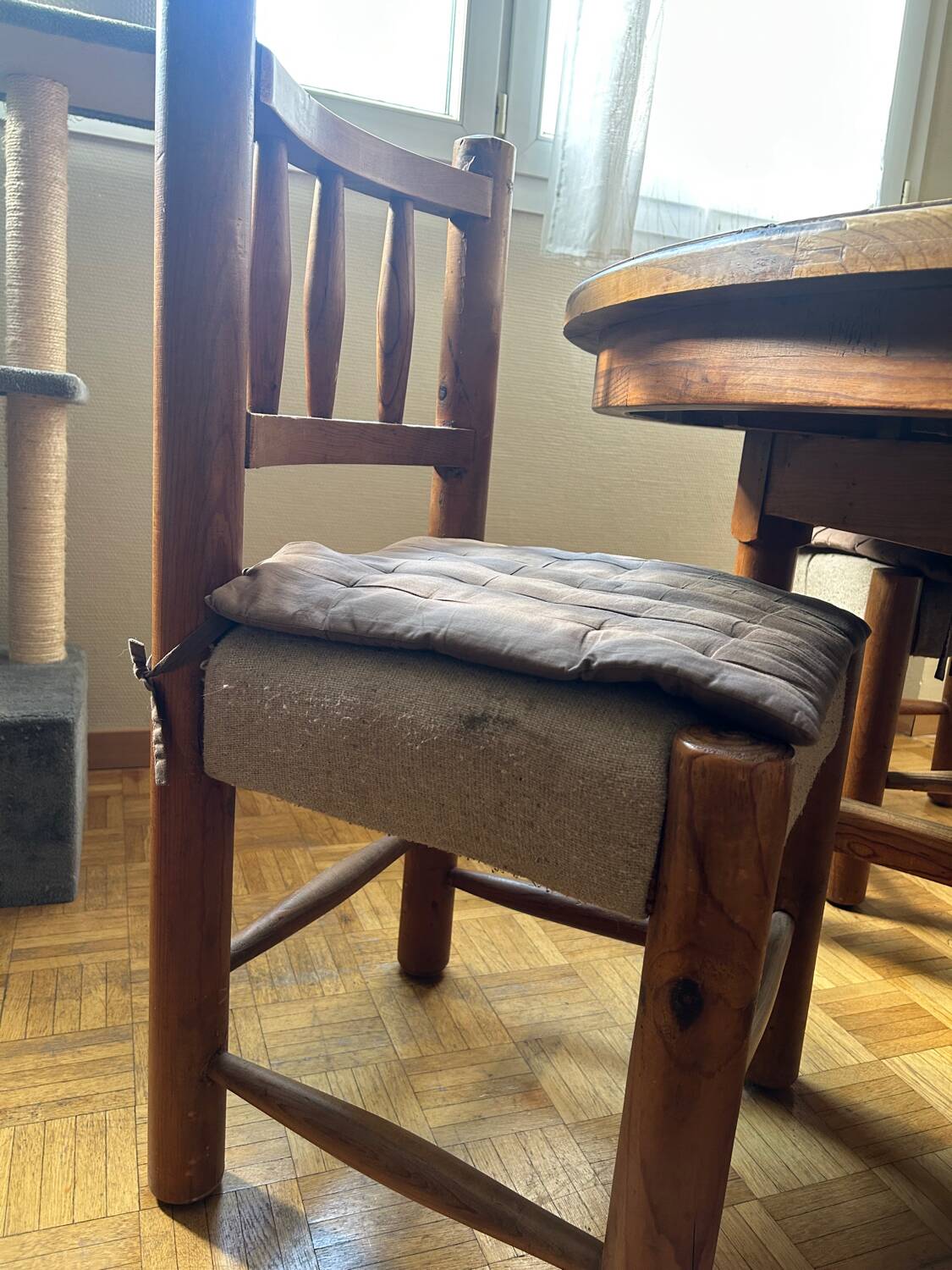 Lot d’une table à manger + 6 chaises