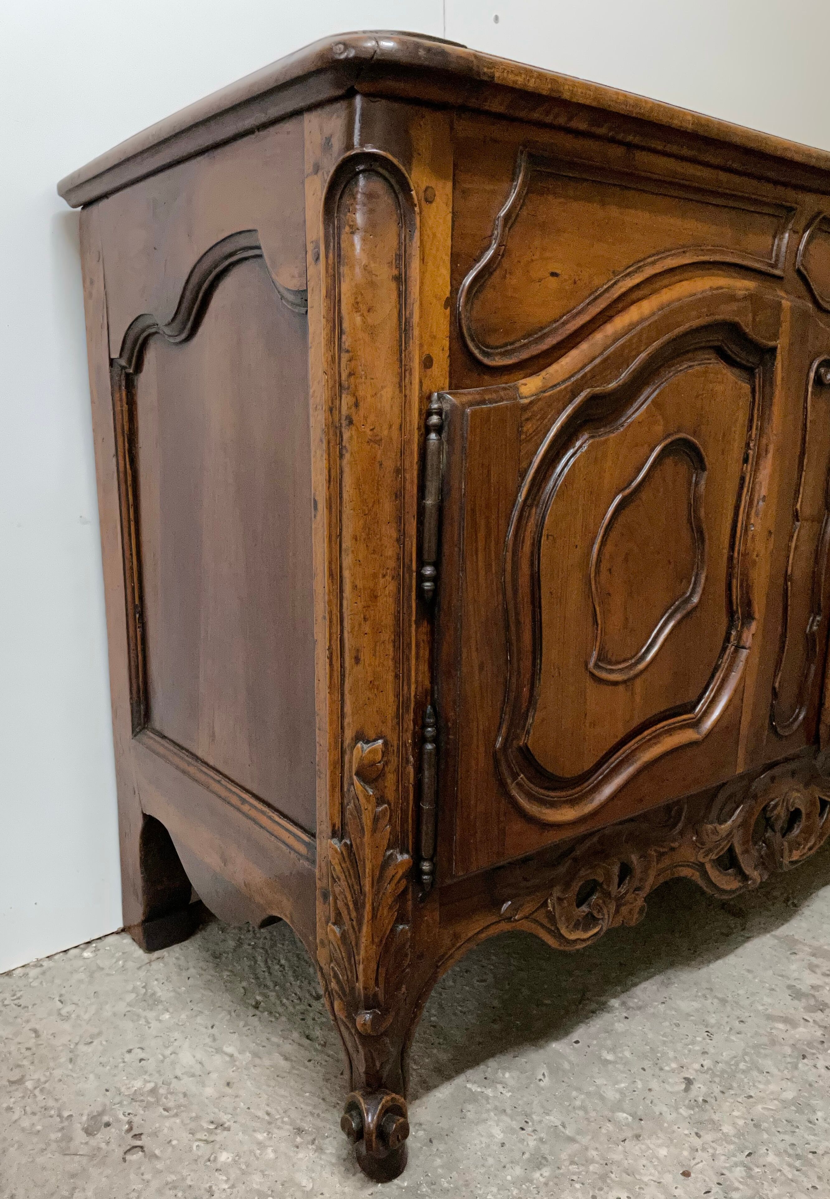 Provencal credenza in walnut eighteenth century