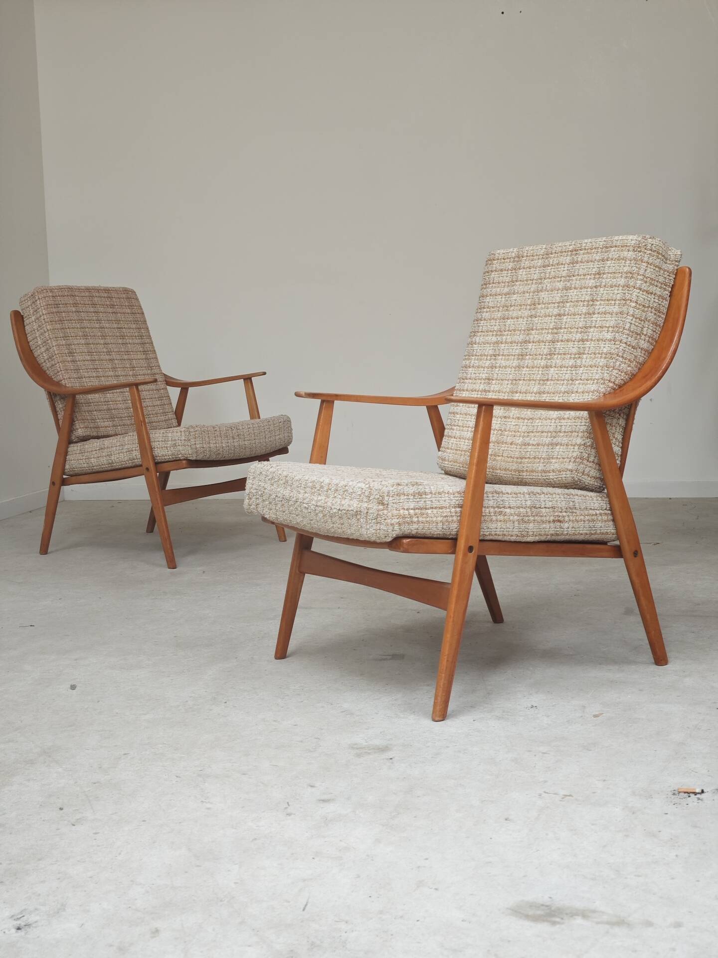 Pair of Boomerang-style armchairs in ecru beige fabric, 1960s.