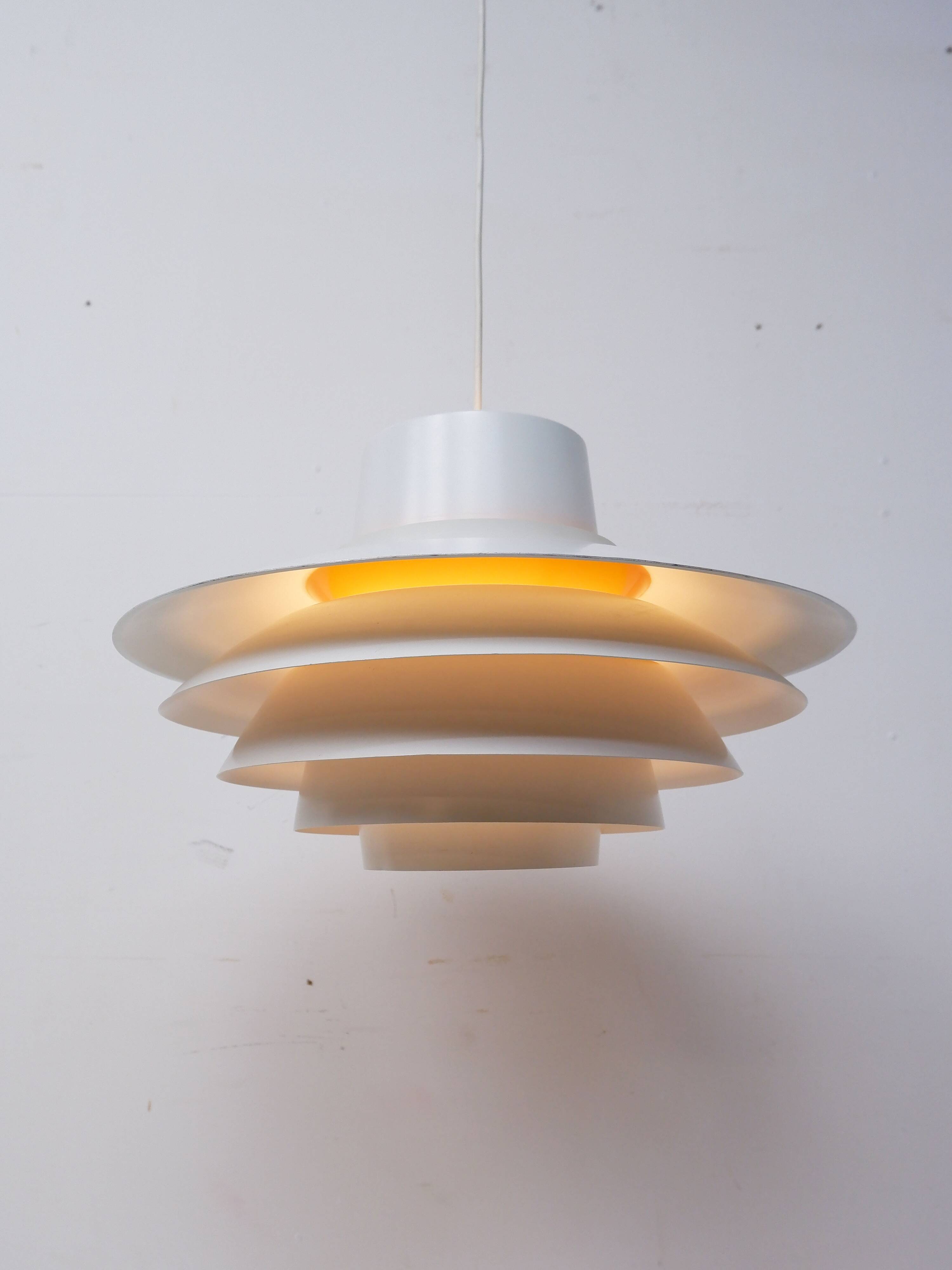 Verona hanging lamp white by Sven Middelboe