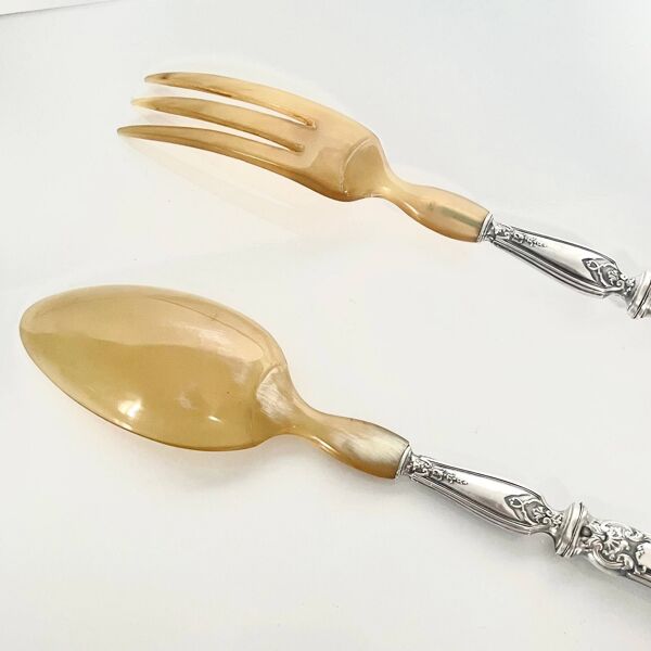 2 couverts de service à salade en argent fourré et corne