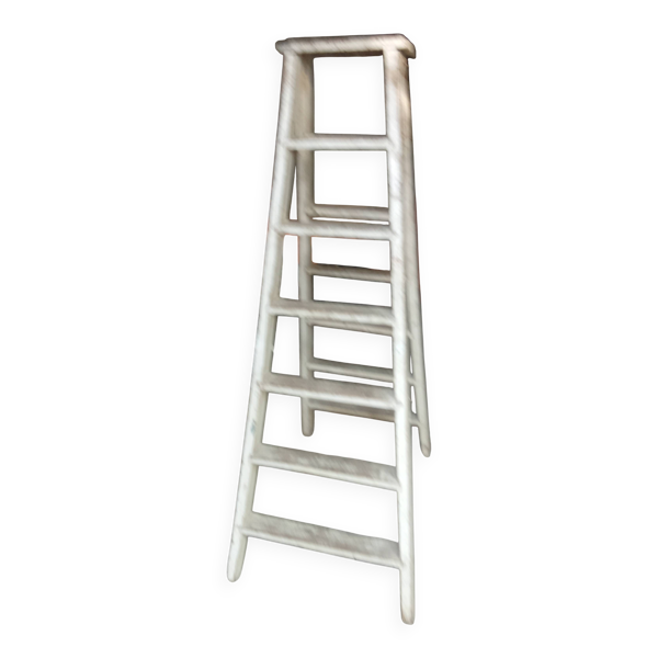 Escabeau en bois.