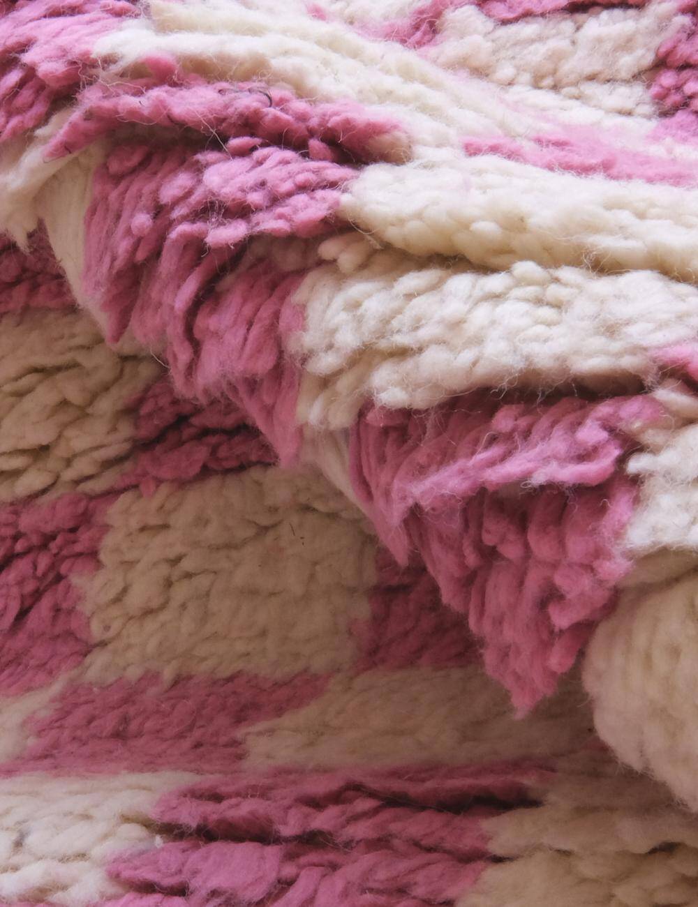 Pink checkered rug - 292 x 217 cm