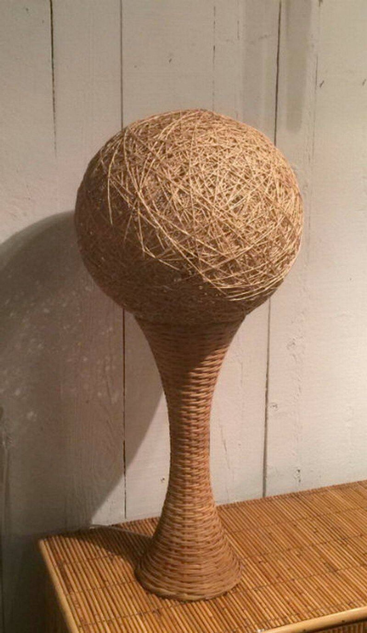 Grande lampe en rotin