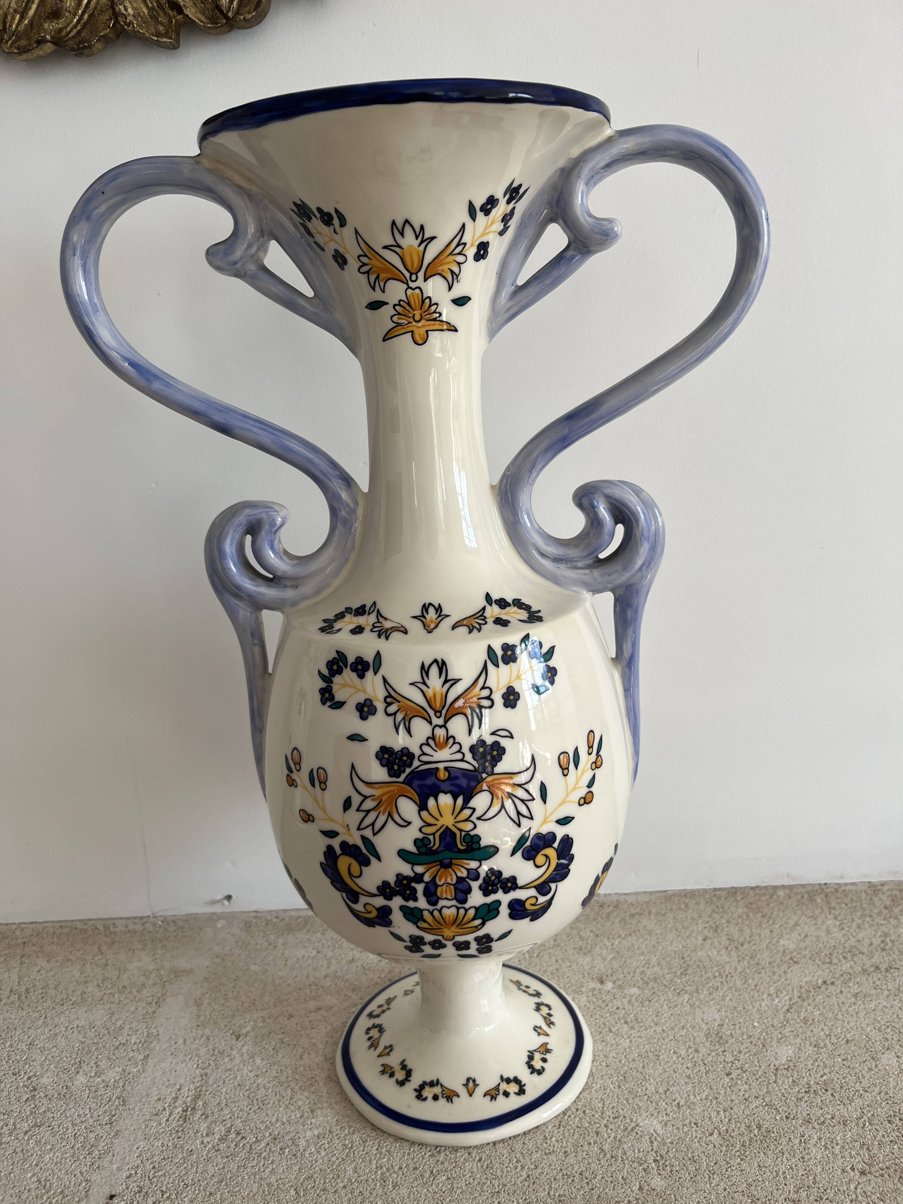 Baluster vase with handles in porcelain with floral decoration.