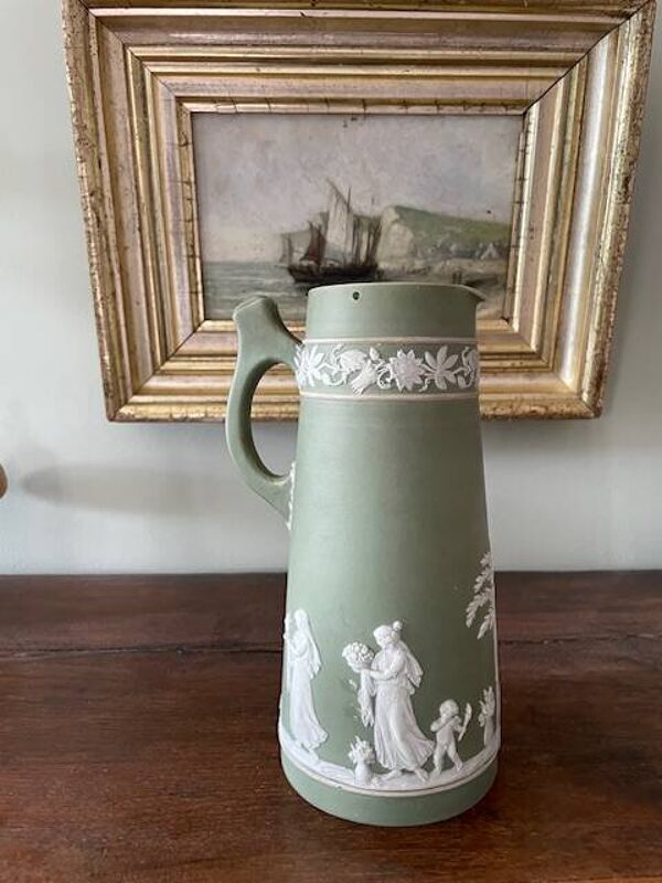 pichet  en jaspe vert Wedgwood 1878 décor Antiquité