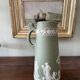 pichet  en jaspe vert Wedgwood 1878 décor Antiquité