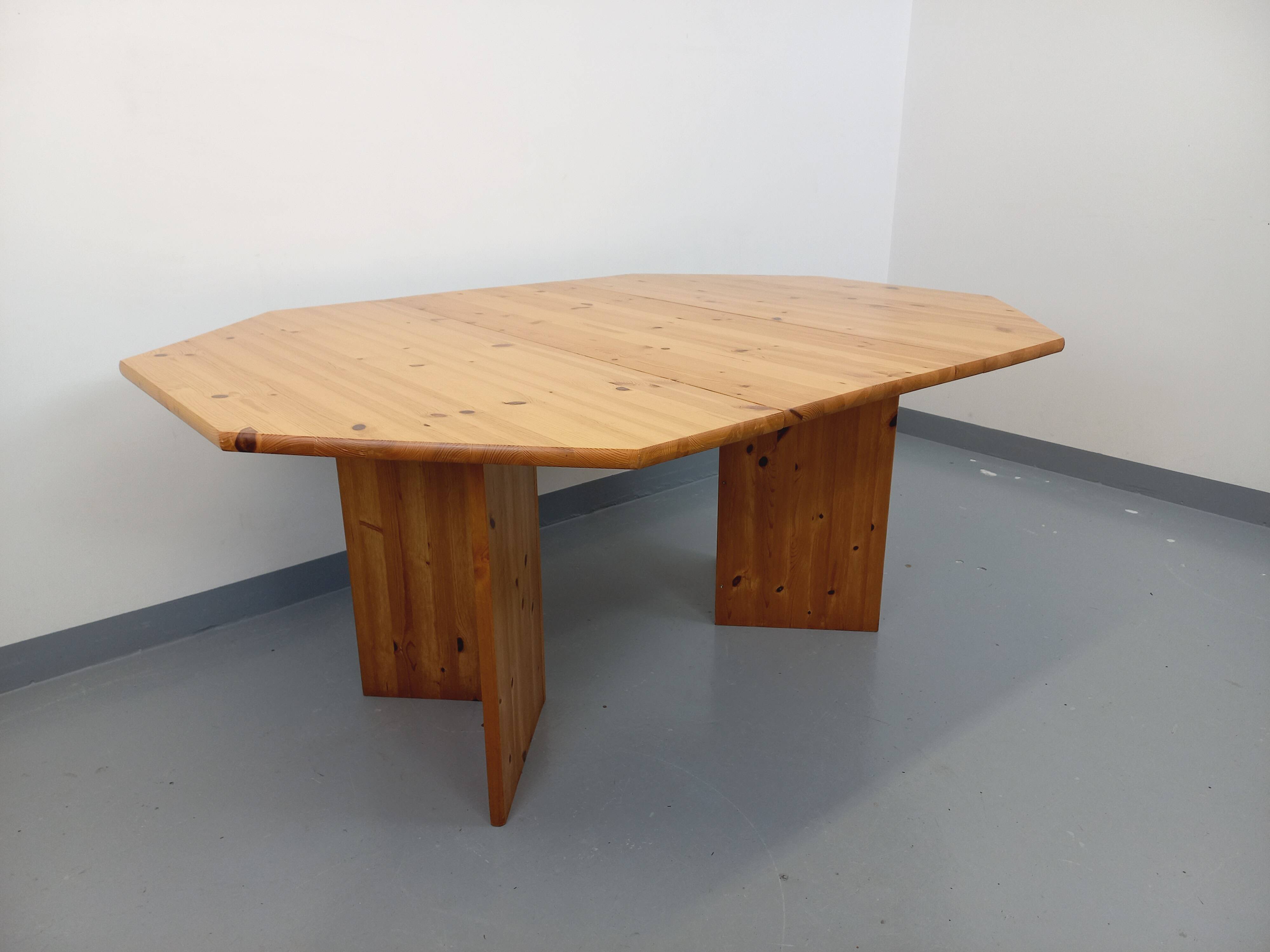 Vintage octagonal dining table from the 1980s in pine with an extension.