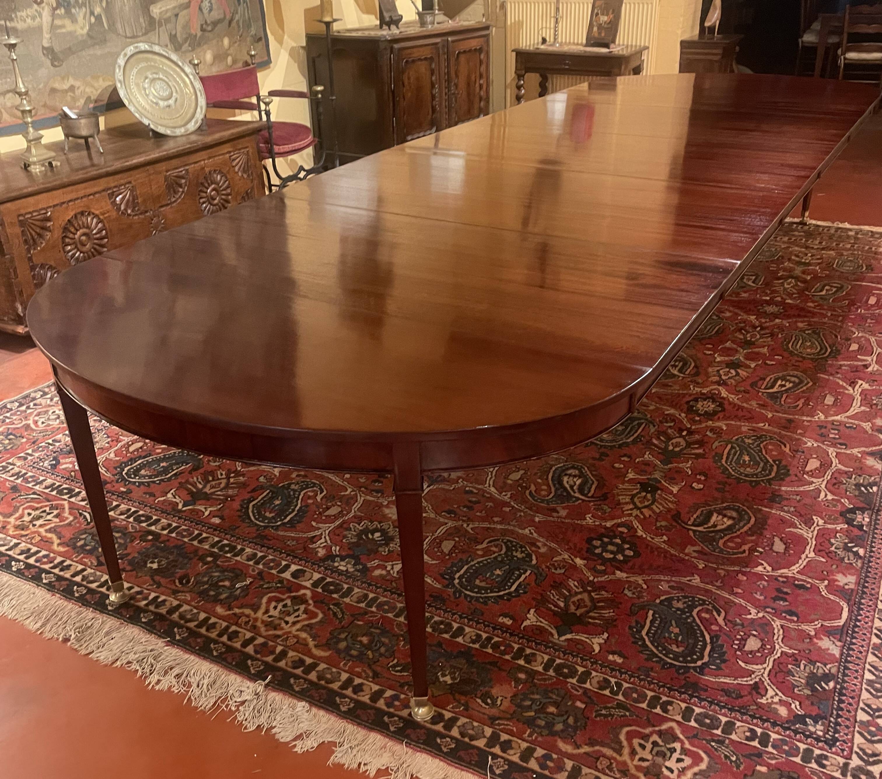 Extensible Louis XVI dining table in period Directoire mahogany.
