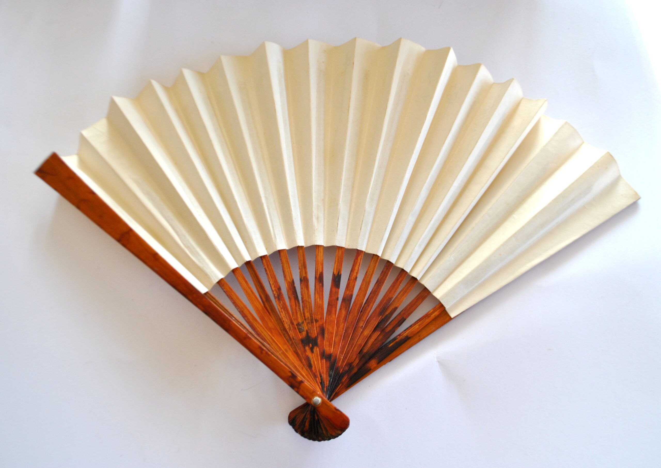 Vintage bamboo fan with floral decoration from China.