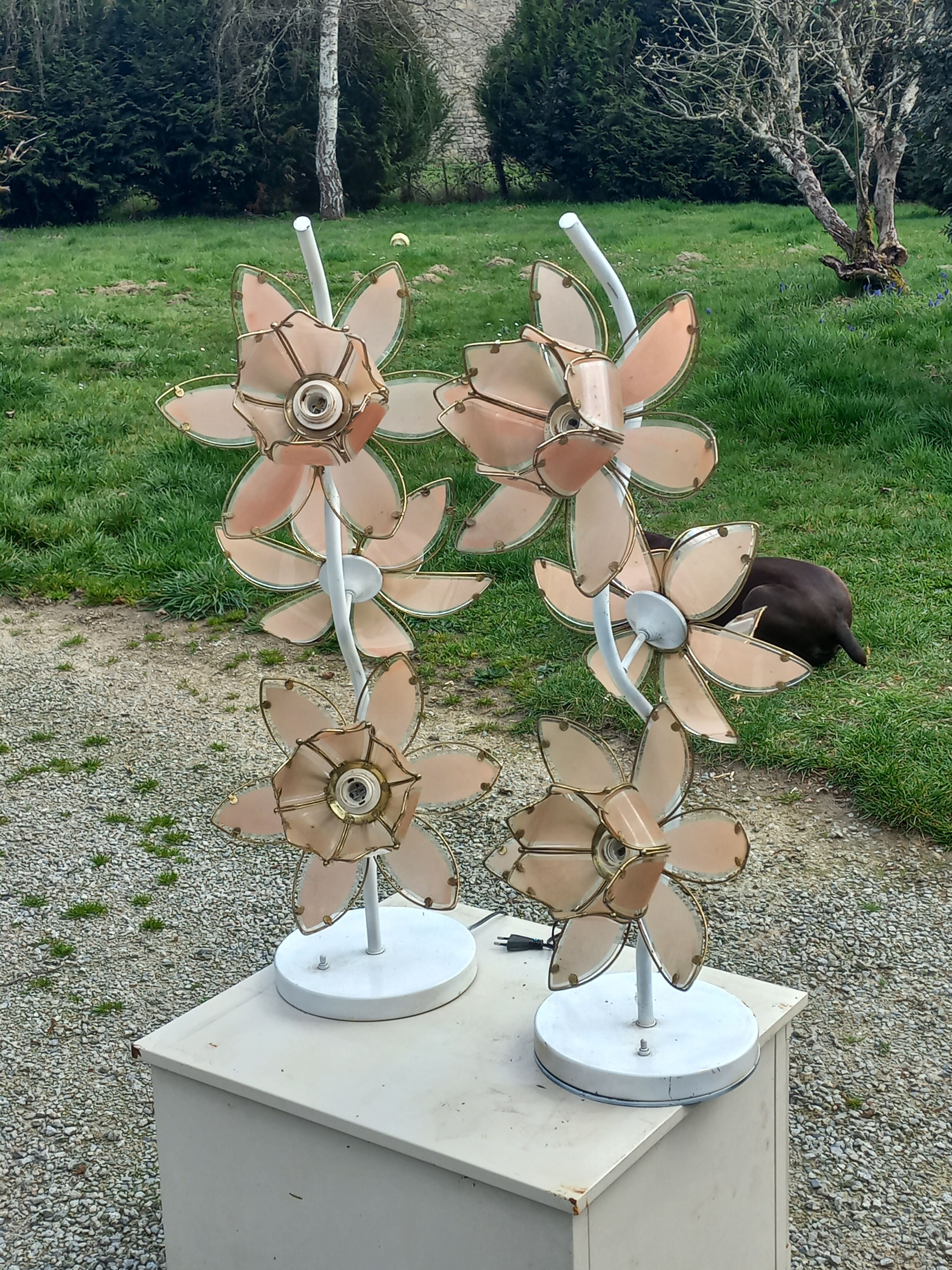 Paire de lampadaires des années 70 en métal laqué  fleurs en verre et métal doré