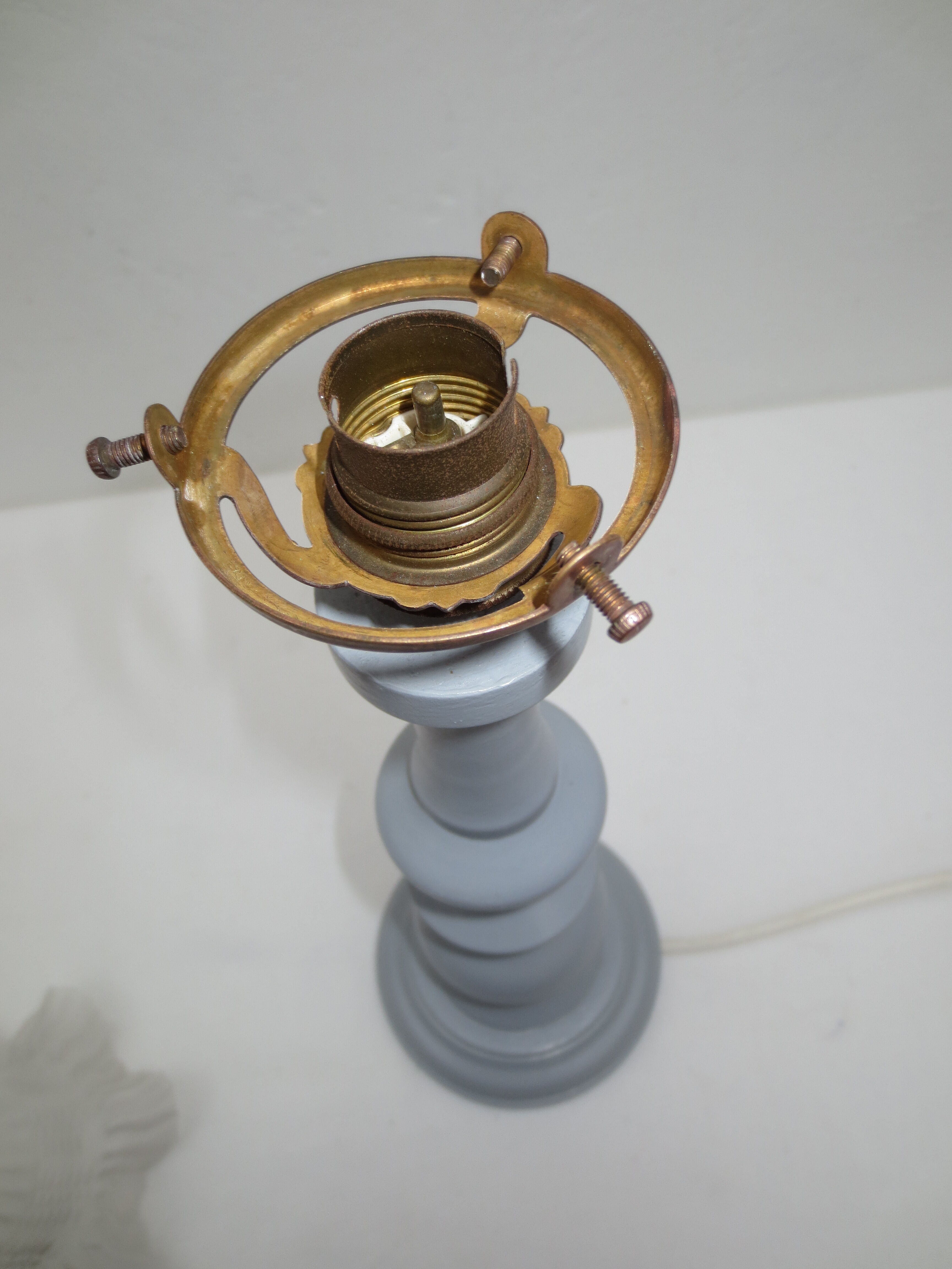 Ancienne lampe de table, pied en bois tourné gris galet et tulipe en verre