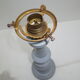 Ancienne lampe de table, pied en bois tourné gris galet et tulipe en verre