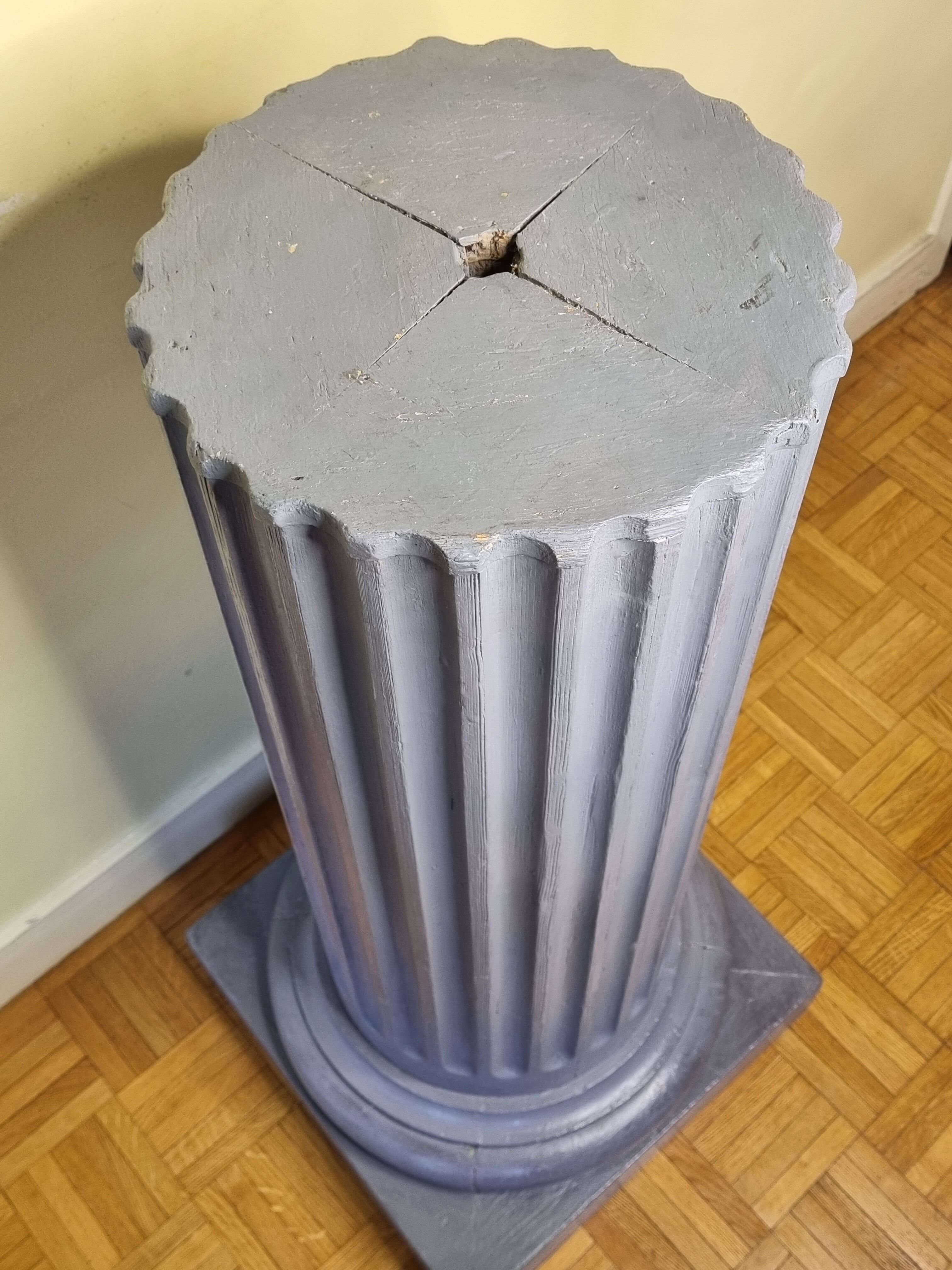 Monumental Ionic column foot in painted wood, 96 cm