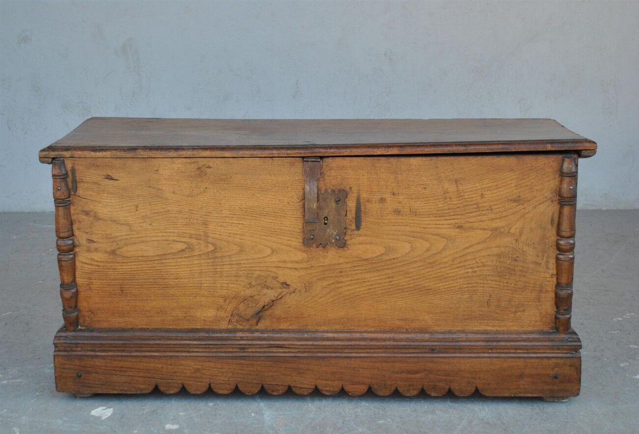 Bench chest oak end XIX
