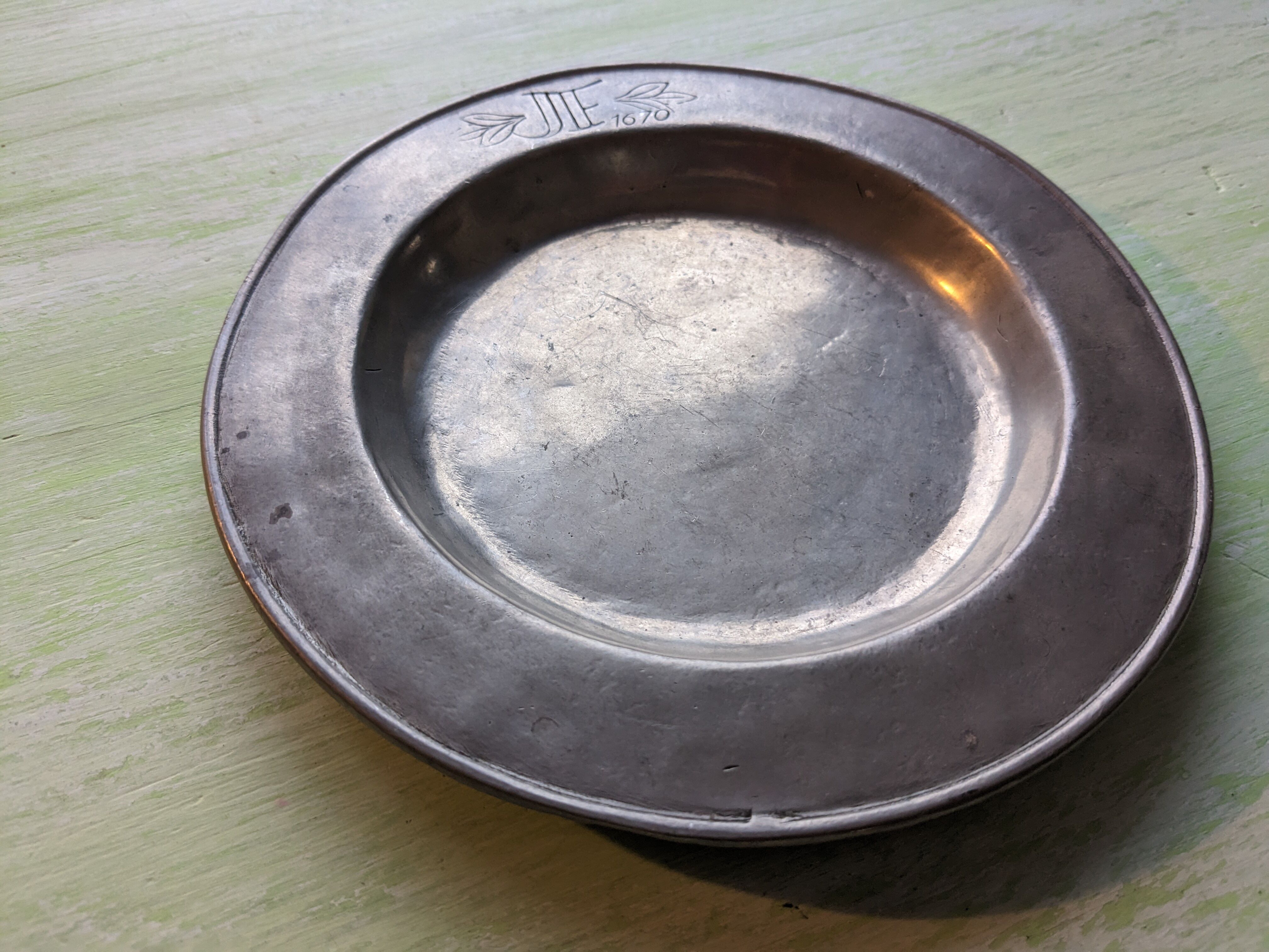 Assiette en étain marquée JF 1670