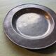 Assiette en étain marquée JF 1670