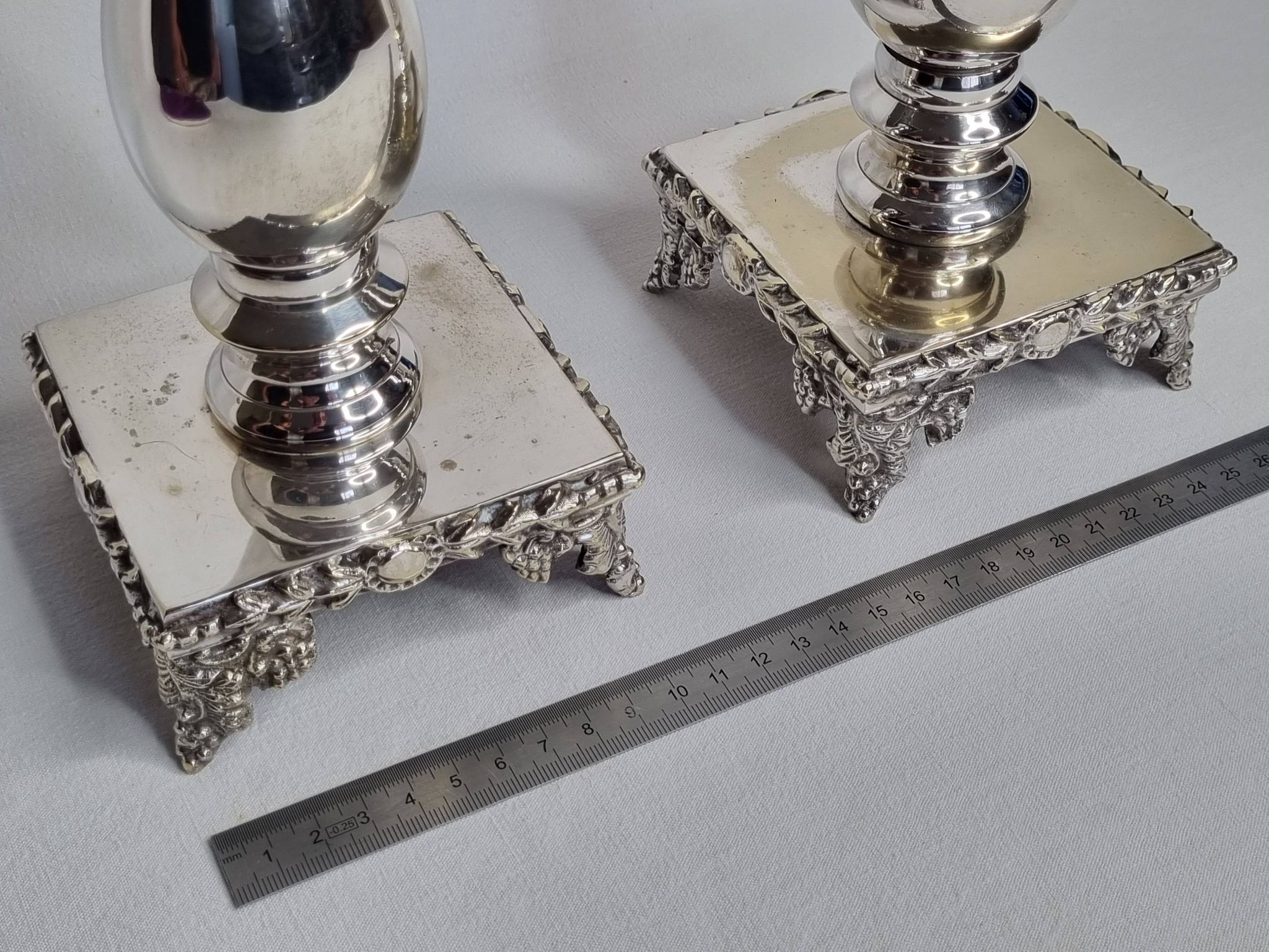Paire de flambeaux style Louis XVI en métal argenté à plateformes 29 cm