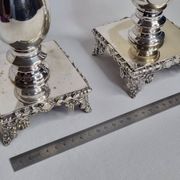 Paire de flambeaux style Louis XVI en métal argenté à plateformes 29 cm