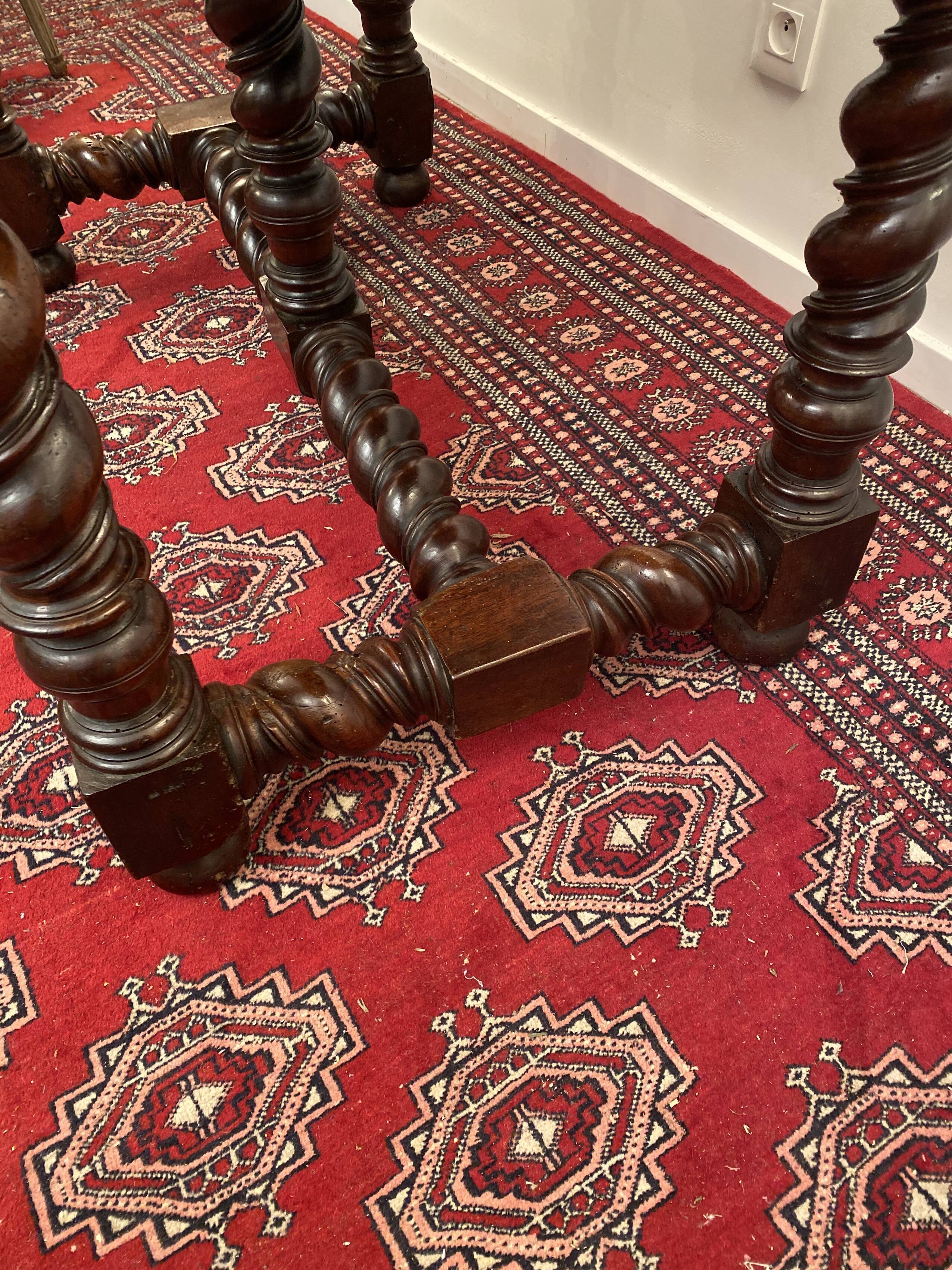 Bureau en noyer d'epoque Louis Xlll