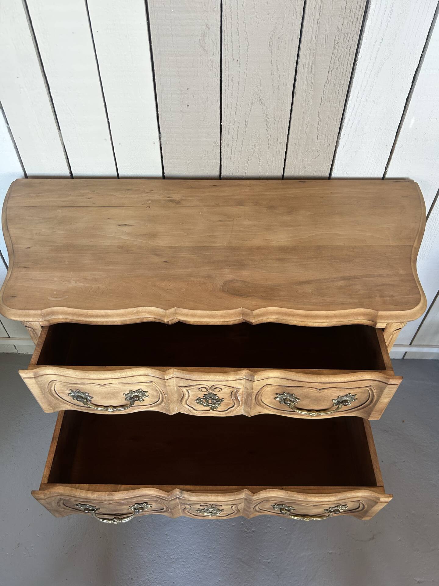 Commode sauteuse de style Louis XV en merisier massif