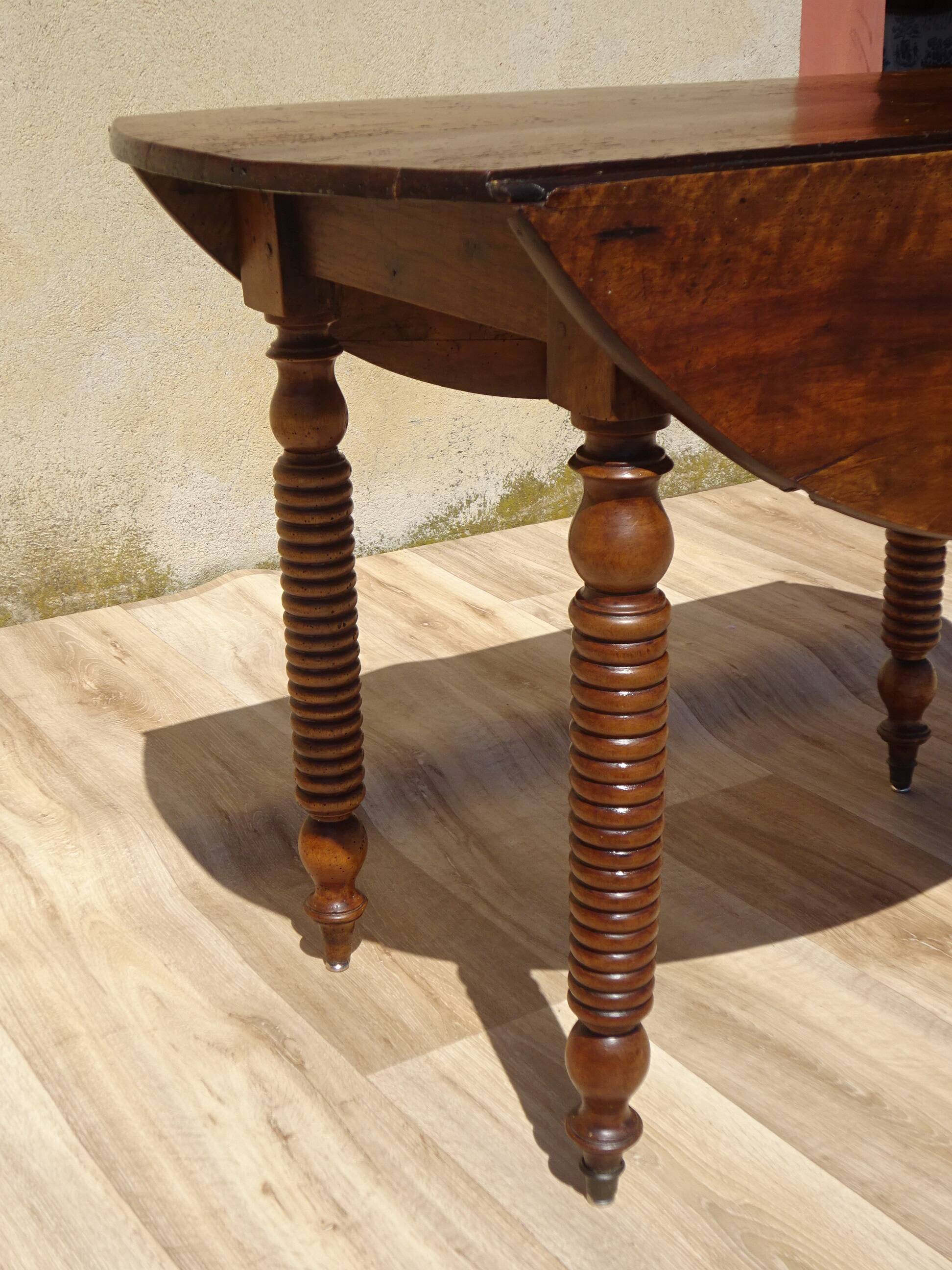 Drop-leaf table, honey-spoon-shaped legs