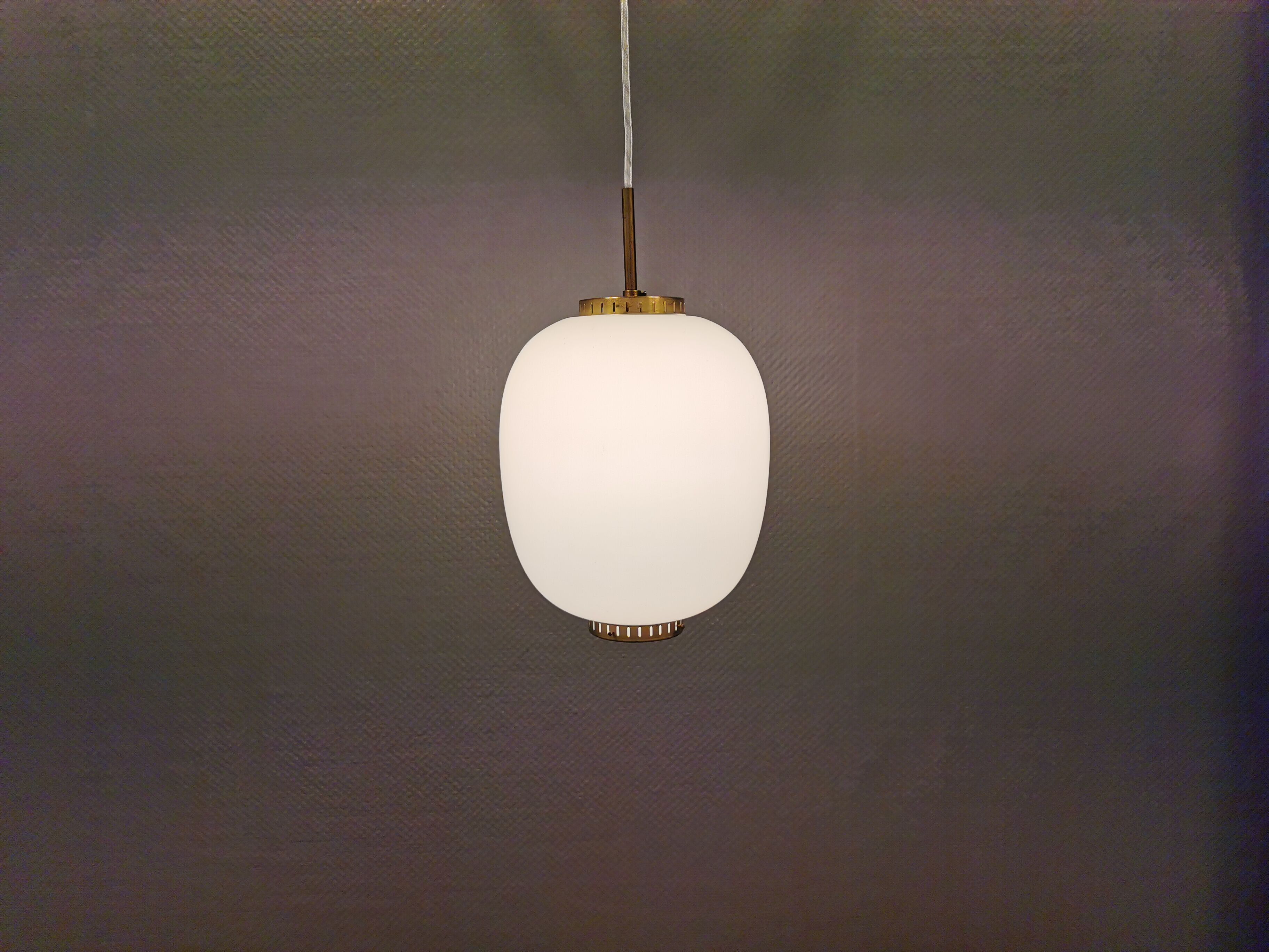 Suspension en porcelaine en verre opale blanc, conçu par Bent Karlby pour Danish Lyfa dans les années 1960-1970