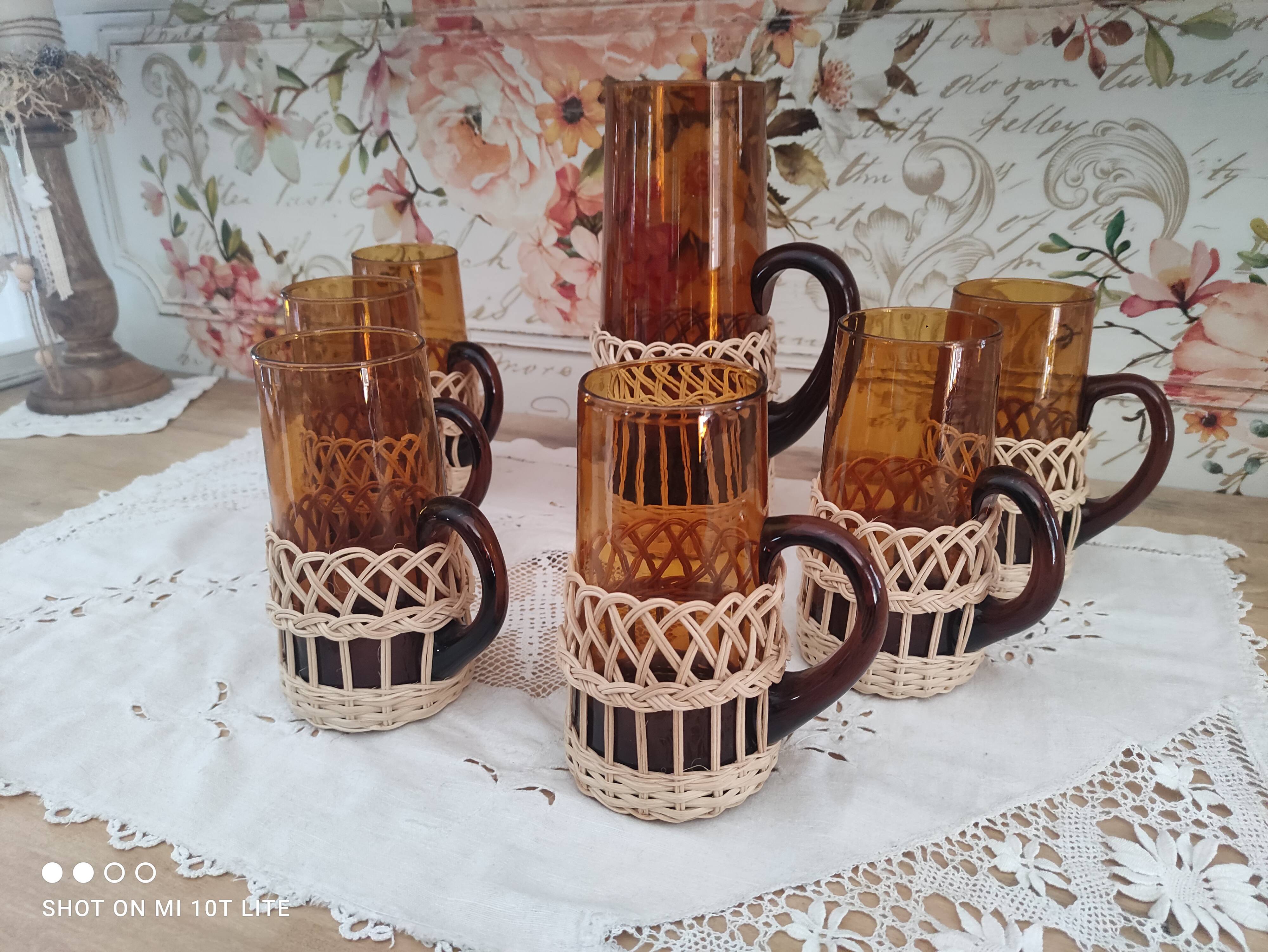 Service à citronnade 7 pièces vintage en verre ambré avec anse et contour en osier tressé