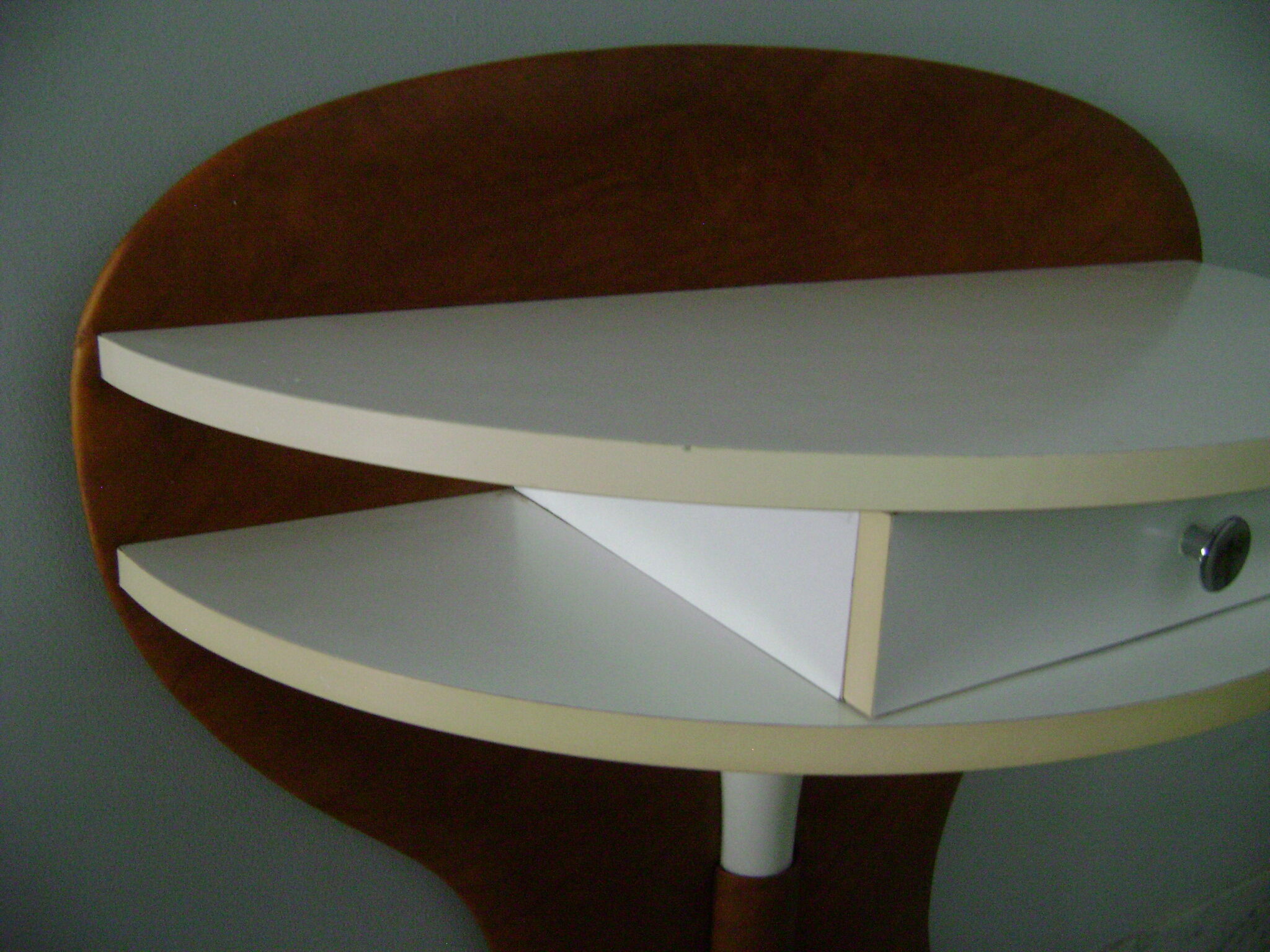 White lasked wood console and 1980s skai background
