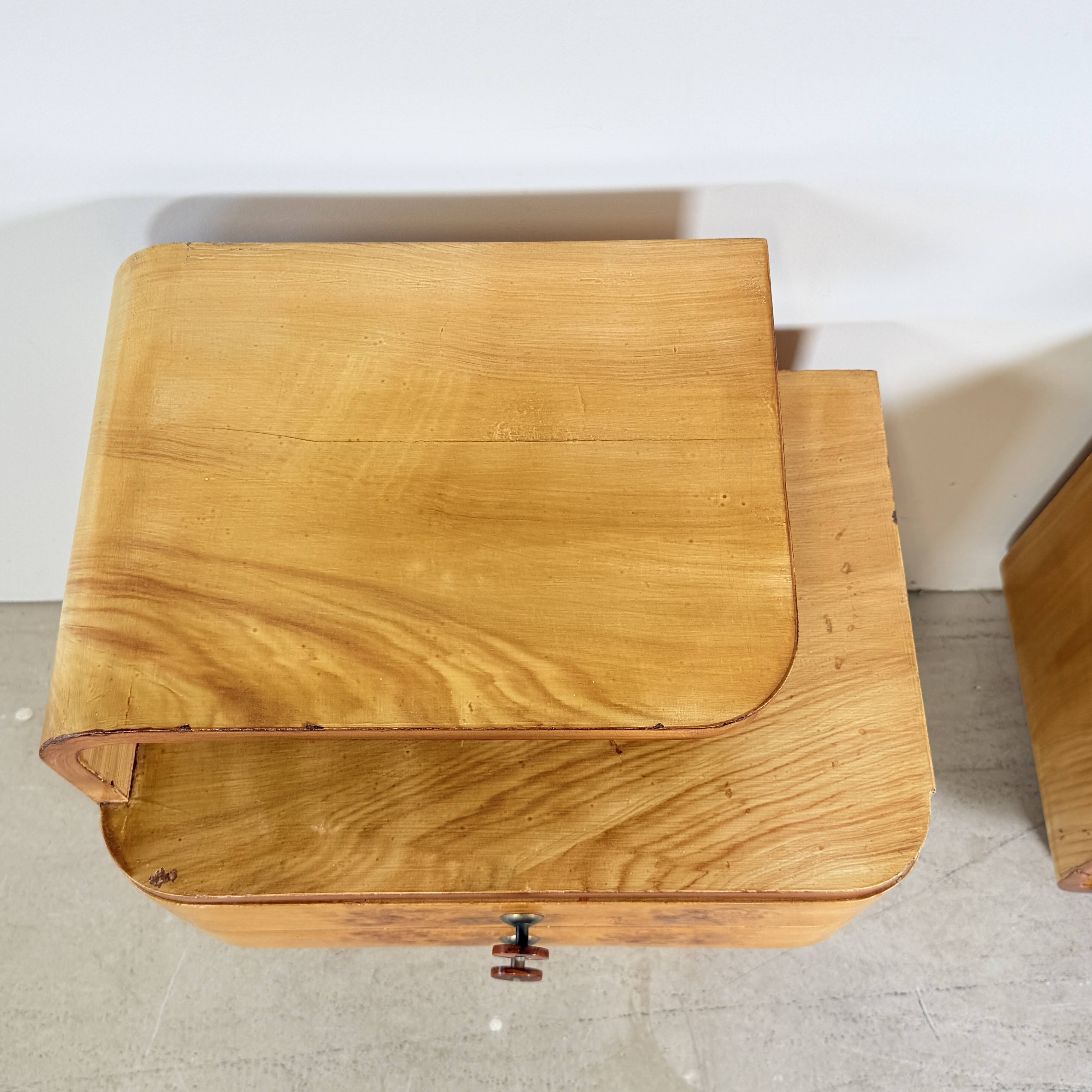 Ensemble de tables de nuit de style Halabala Art Déco avec des poignées en bakélite.