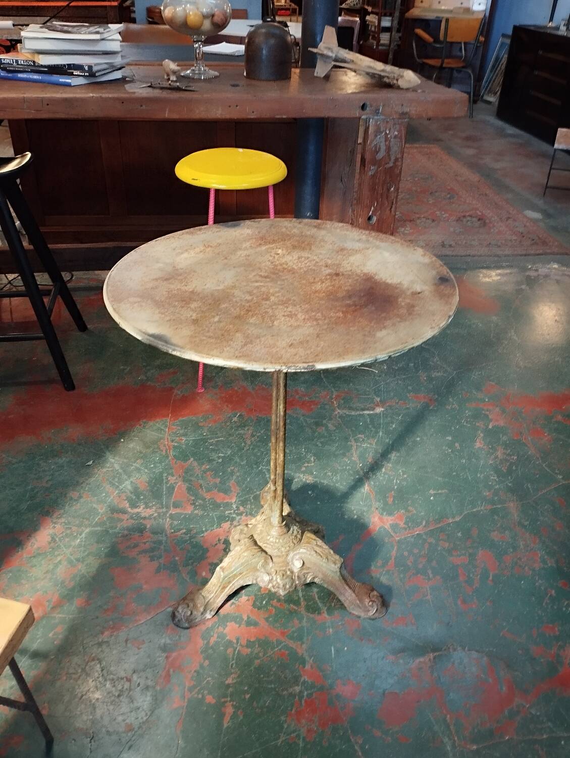 Garden pedestal table
