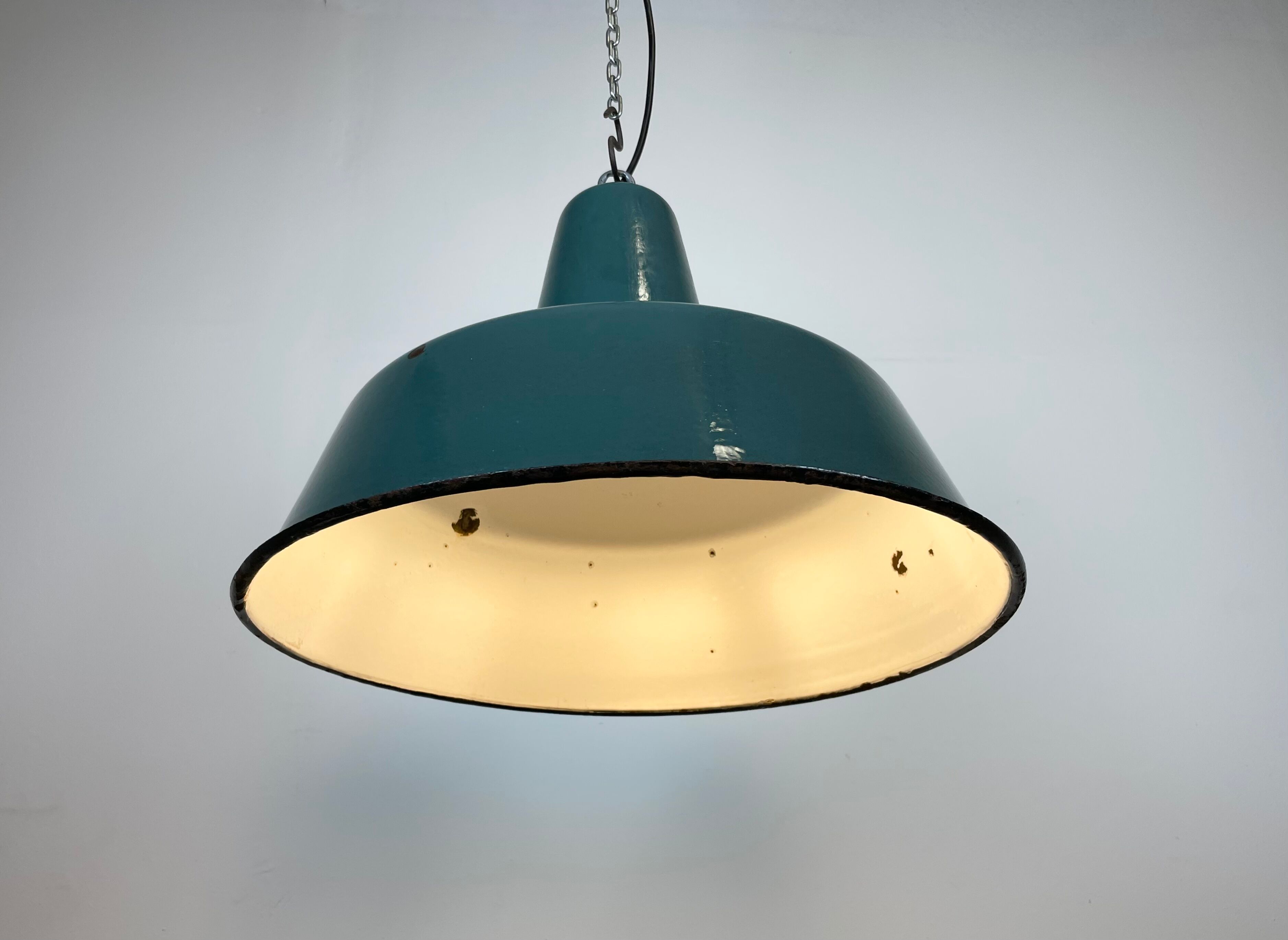 Lampe d'usine industrielle en émail vert, années 1960