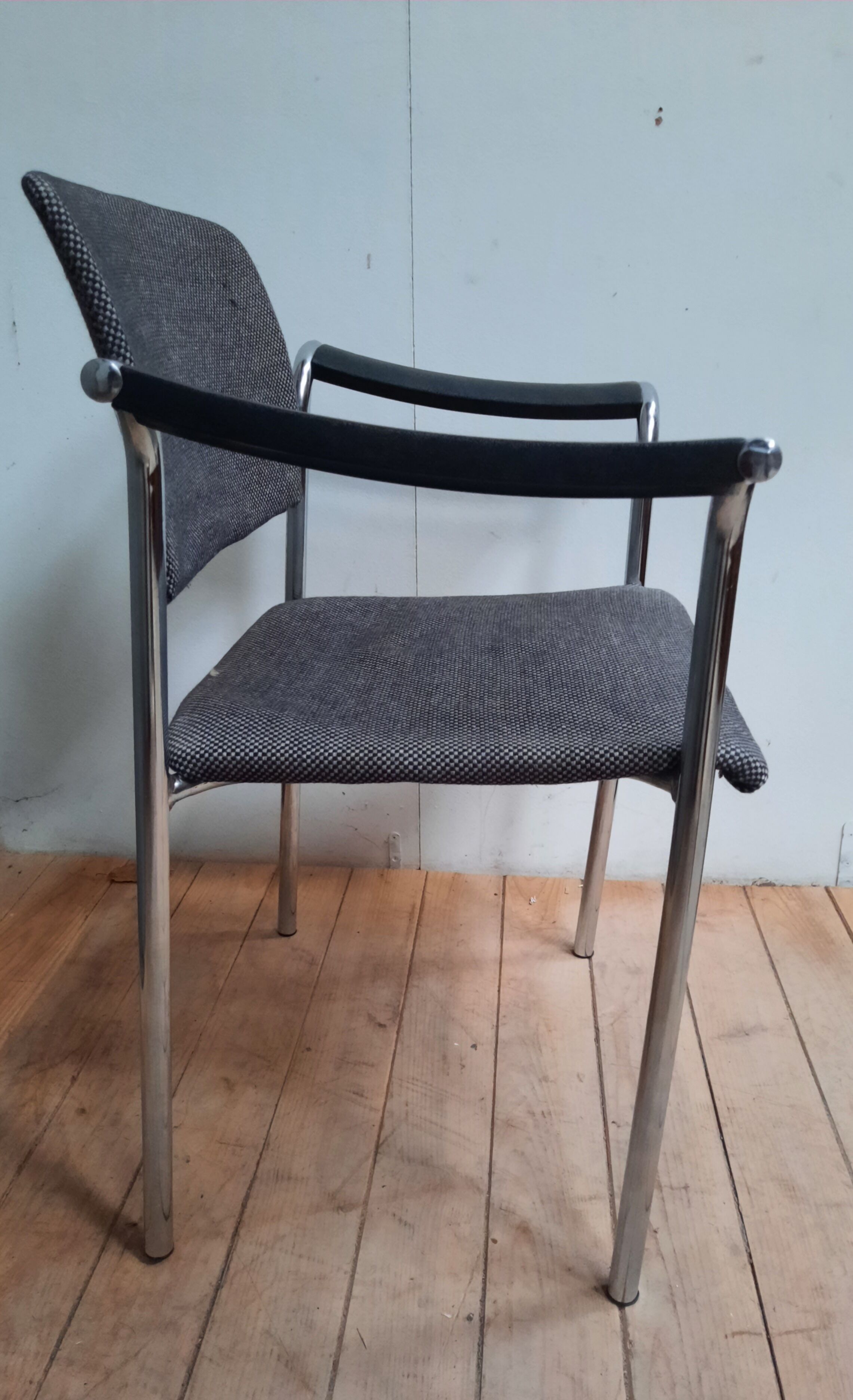 Suite of 4 contemporary armchairs in chrome-plated metal