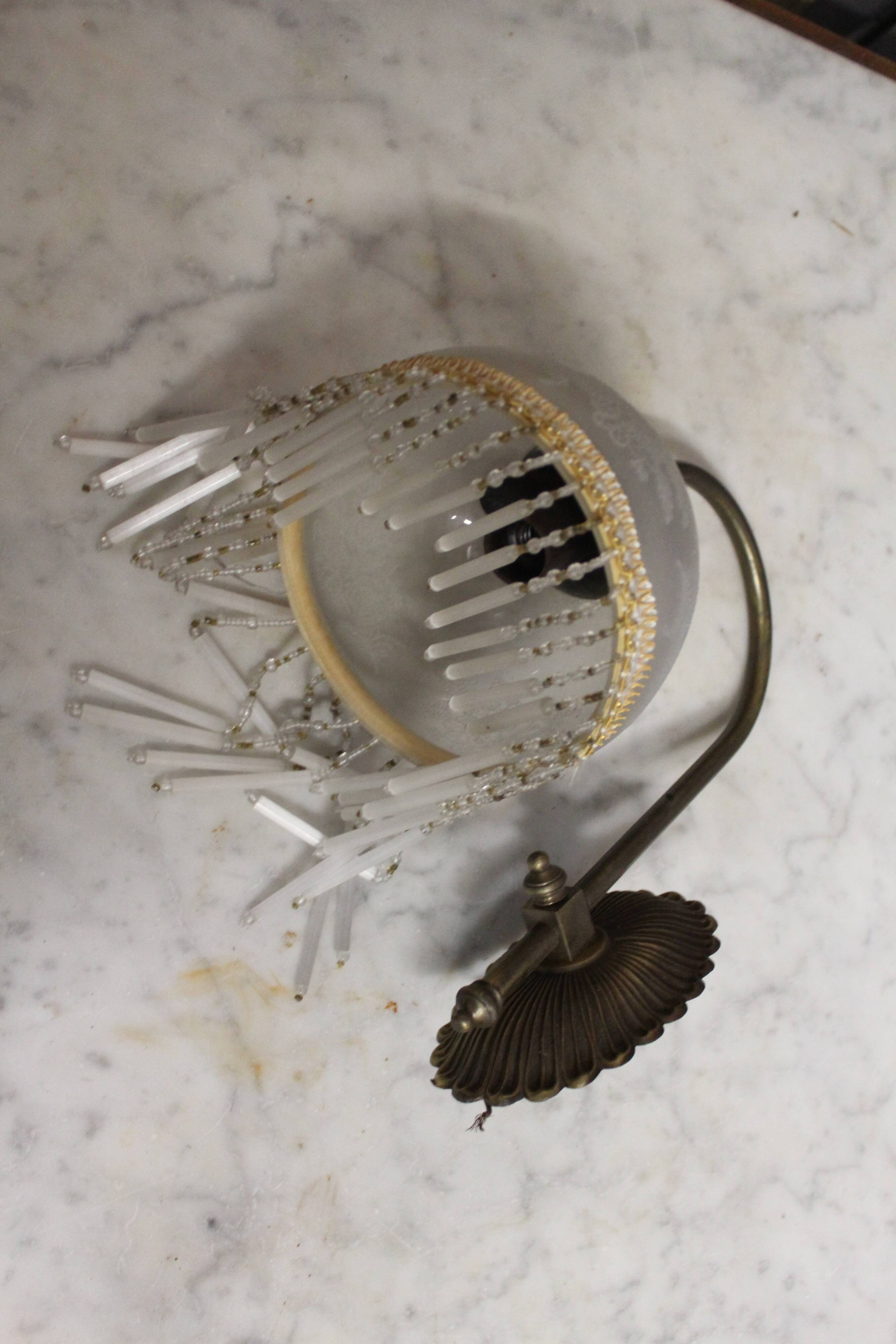 Applique parisienne en verre gravé et perles