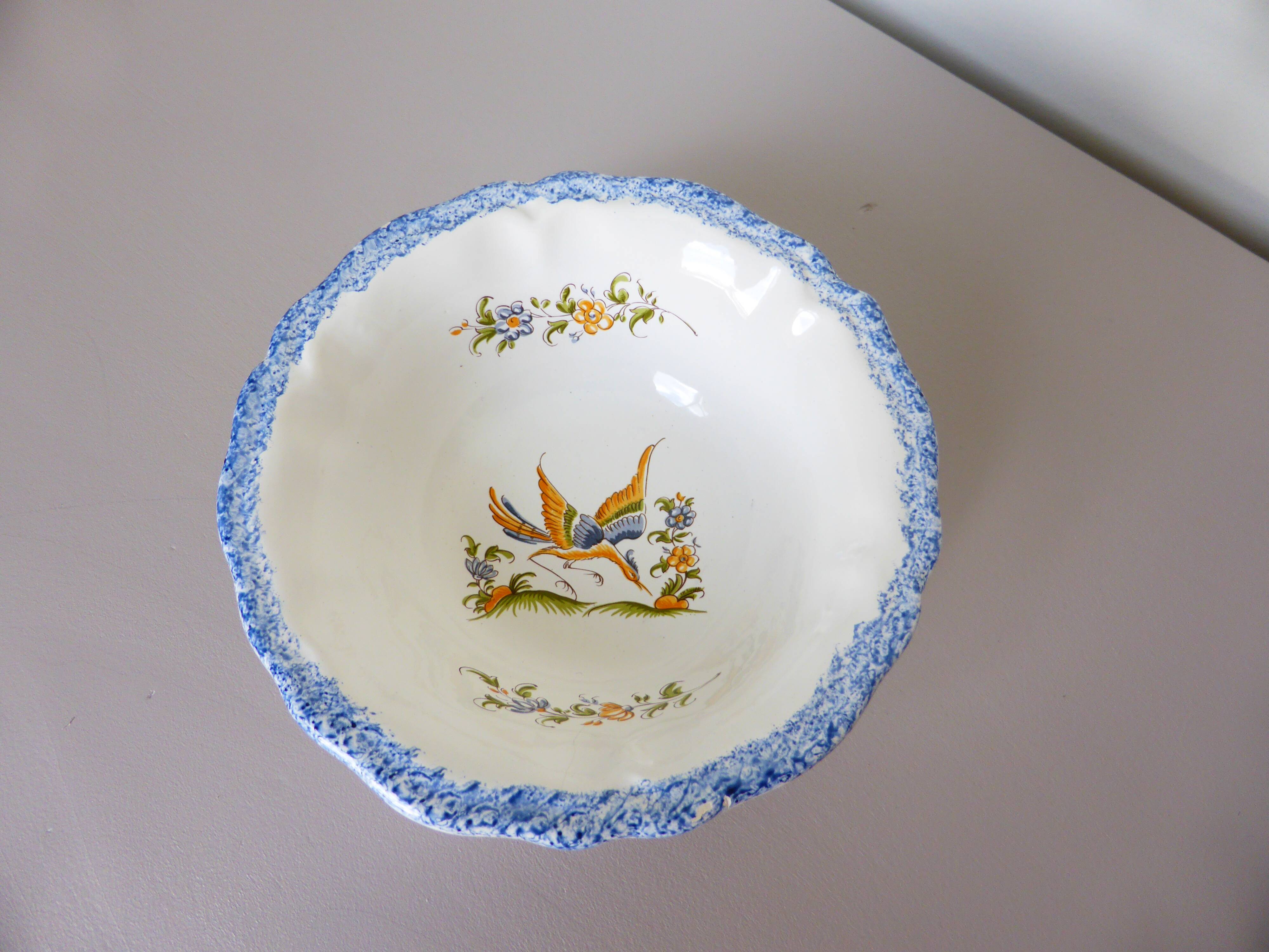 Empty pocket dish from the French pottery, Moustier model 2008149.