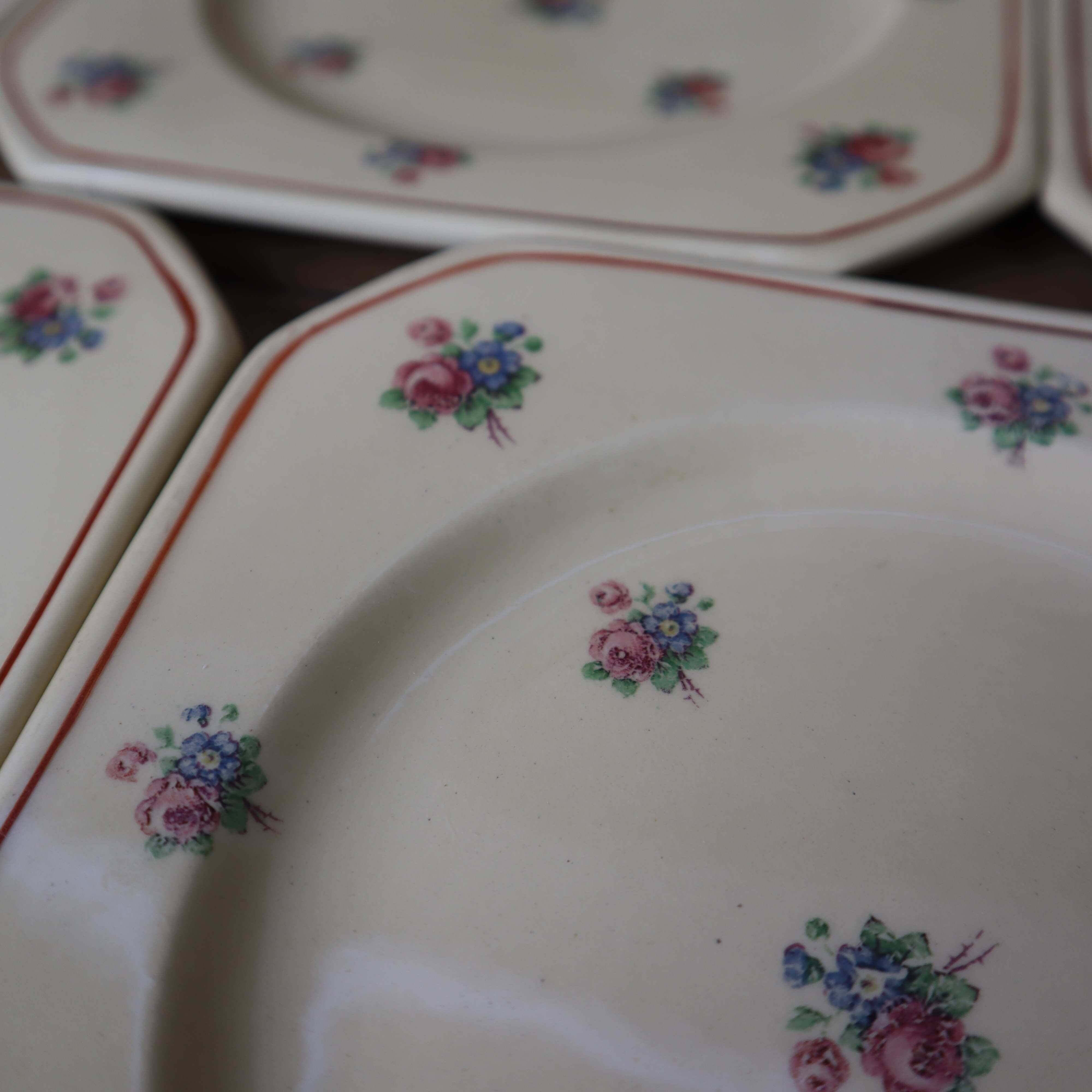 5 square dessert plates decorated with small flowers Moulin des Loups