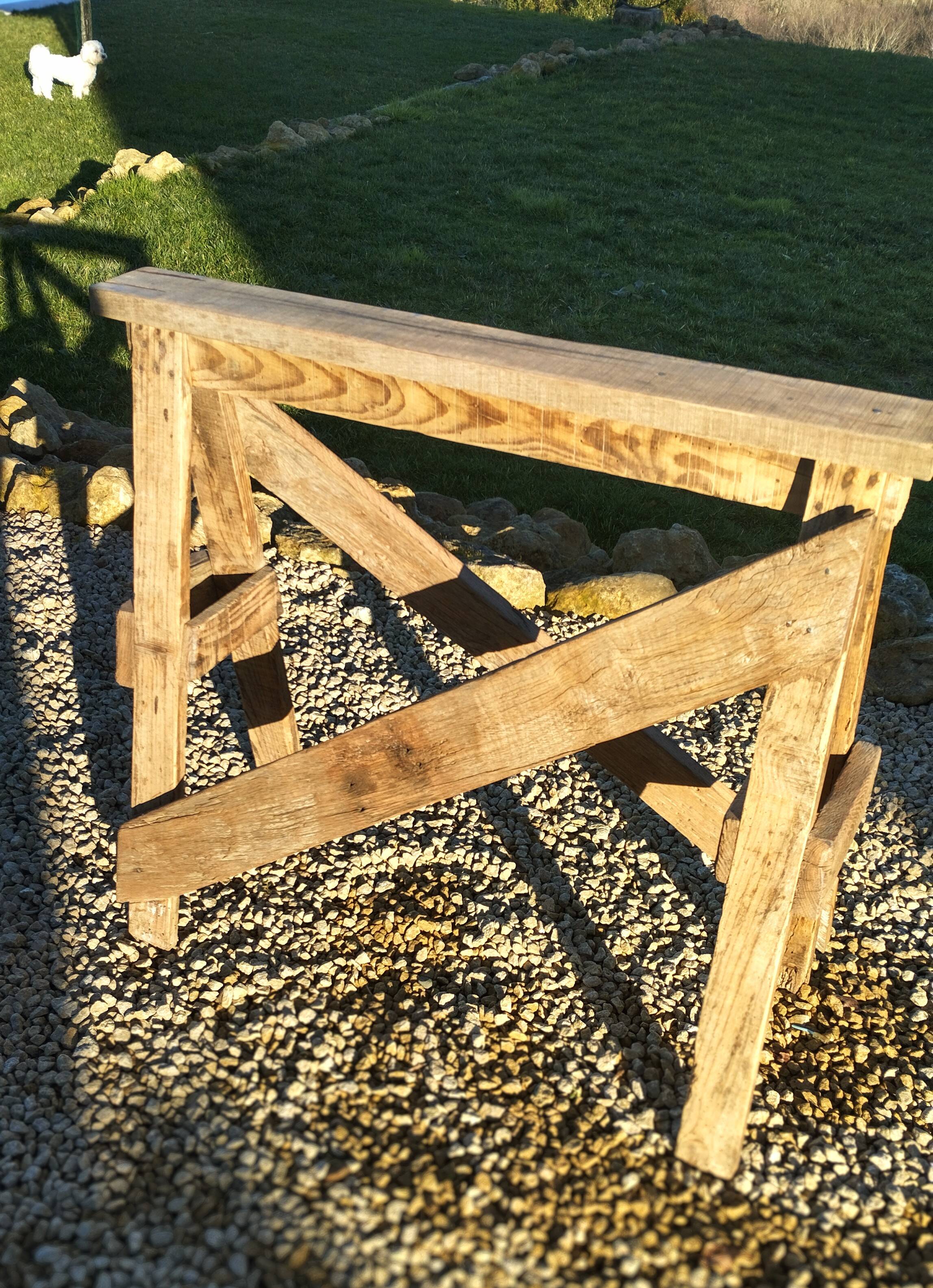 Table de ferme rustique patinée sur de lourds tréteaux