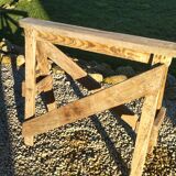 Table de ferme rustique patinée sur de lourds tréteaux