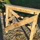 Table de ferme rustique patinée sur de lourds tréteaux