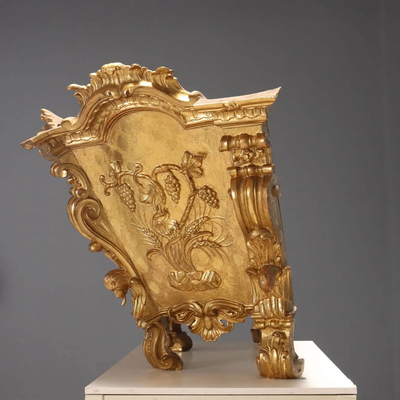 Meuble ancien sculpté et doré en bois de tilleul, Italie, XVIIIe siècle