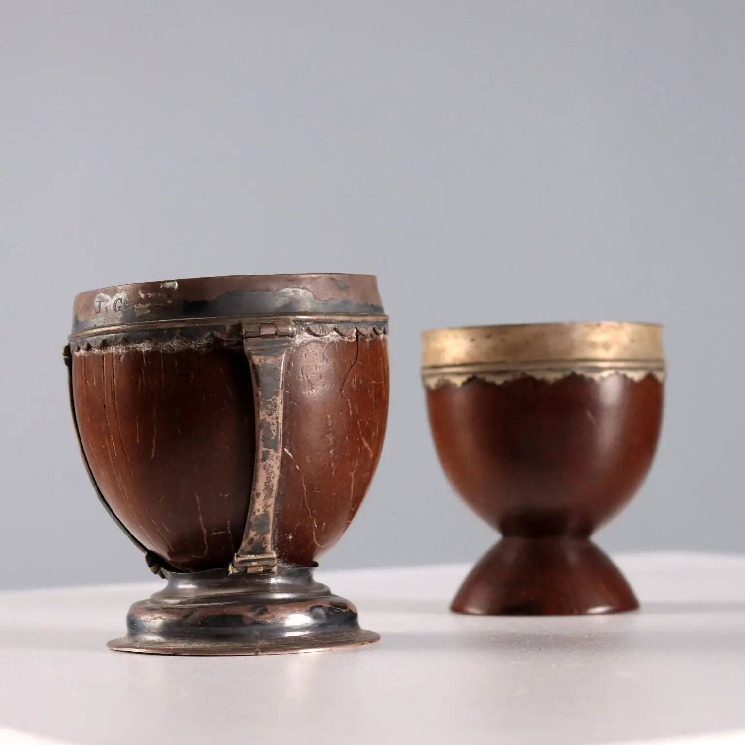 Tasses anciennes en noix de coco et argent, Europe du Nord, XIXe siècle