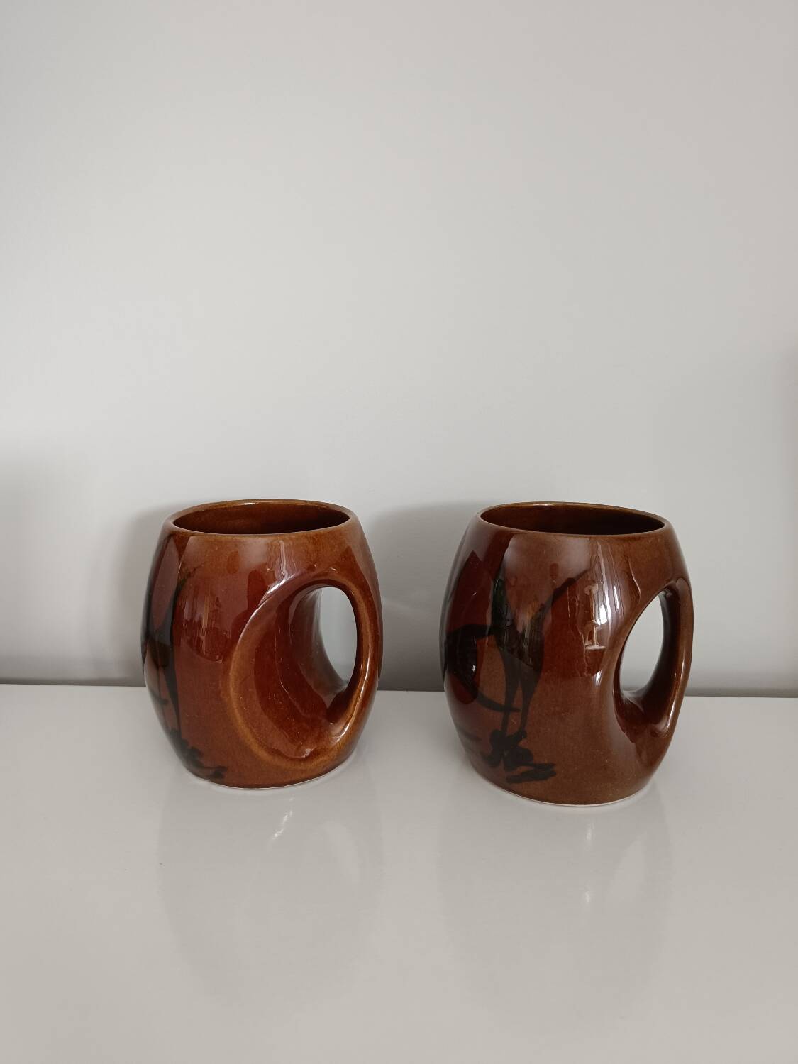 Set of 2 vintage ceramic mugs/cups