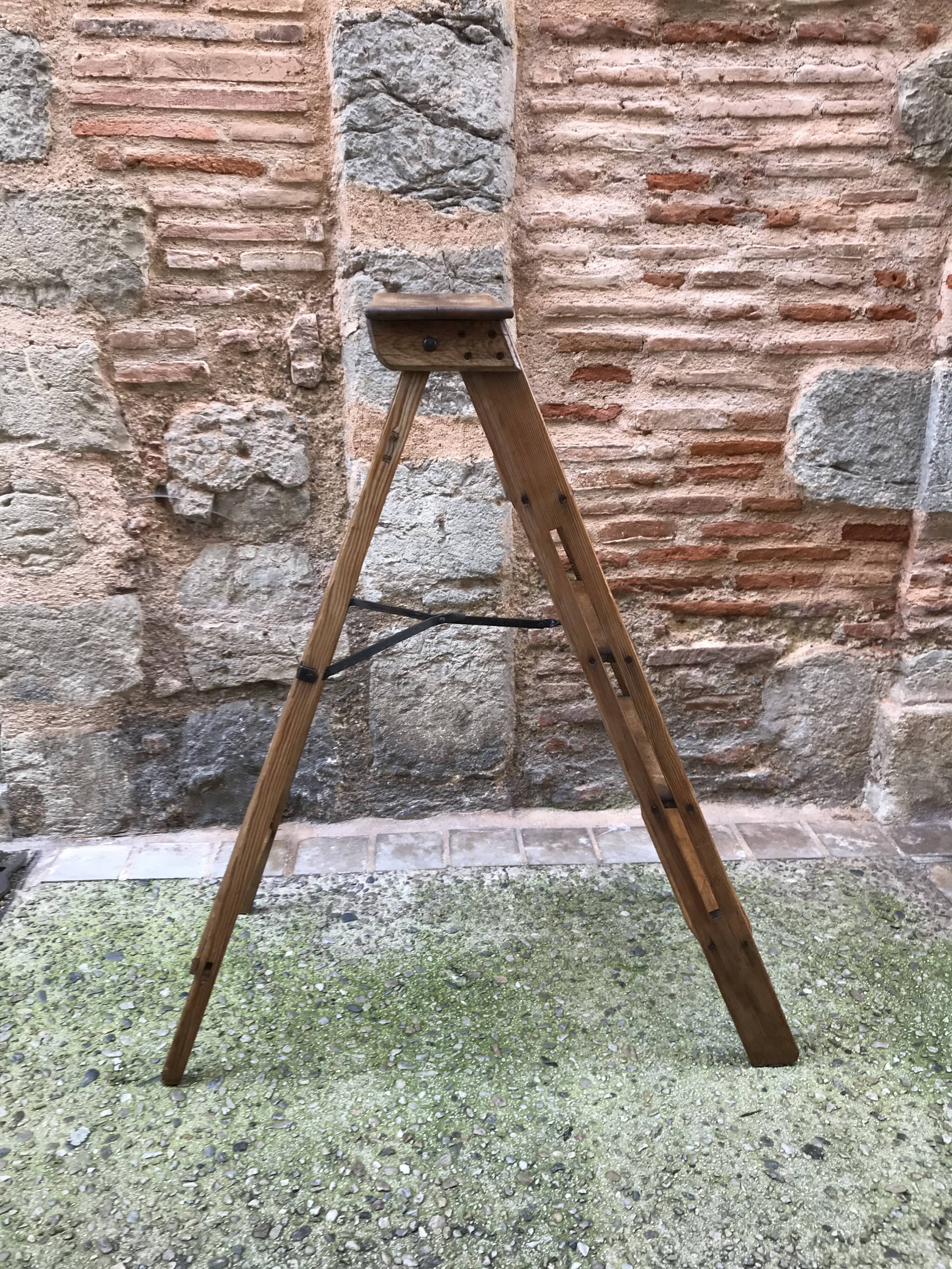 Wooden painter stepladder