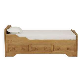 Interior's single solid wood bed, english style