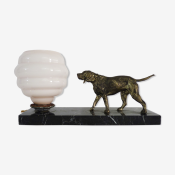 Lampe, veilleuse Art Déco, chien sur socle en marbre noir, globe rose. Année 30