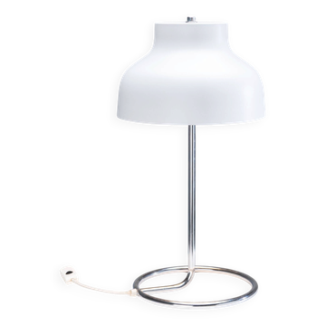 Lampe de table chromée avec abat-jour en métal et cadre courbé.