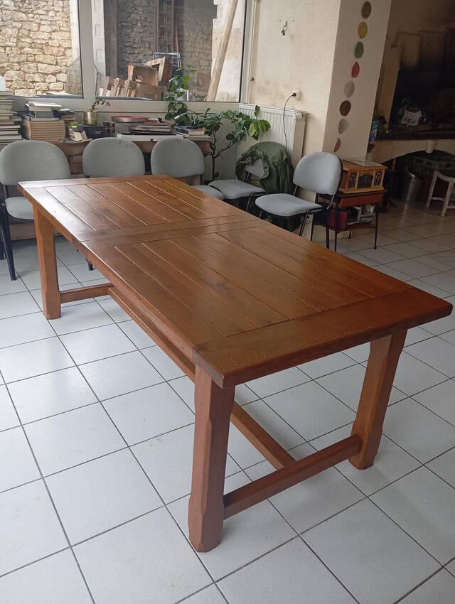Grande table de salle à manger rectangulaire en chêne massif de style néo-rustique.