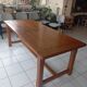 Grande table de salle à manger rectangulaire en chêne massif de style néo-rustique.
