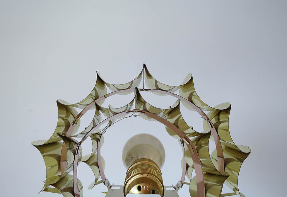 Wall sconce in brass leaf shaped